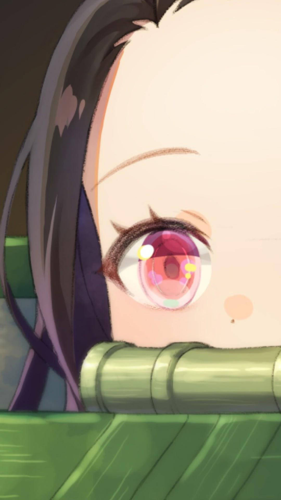 紫色頭髮、粉紅色眼睛的動漫女孩從竹籬笆上方偷看。