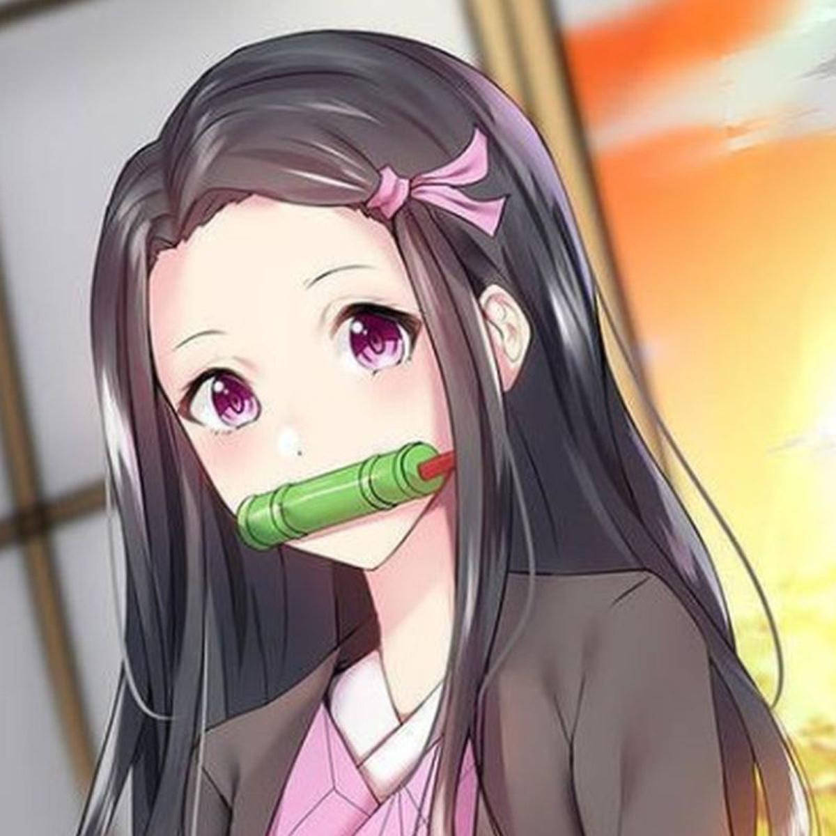鬼滅之刃 祢豆子 動畫頭像 壁紙 — 長黑髮紫眼動漫女孩，嘴裡含著綠色竹製口塞，背景是溫暖的日落。