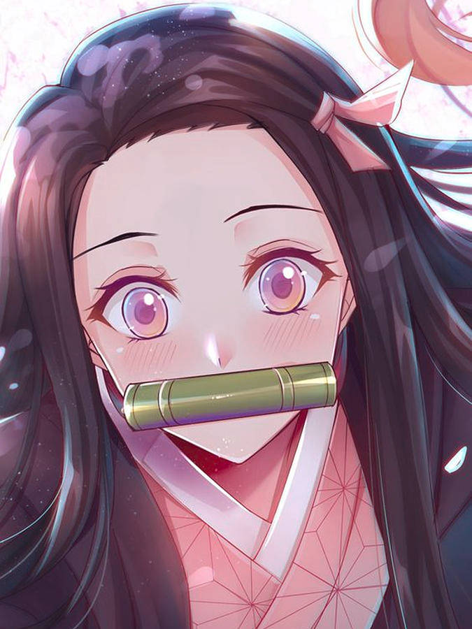 鬼滅之刃 祢豆子 特寫 壁紙 — 一個特寫動漫女孩，長長的黑髮和粉紅色的眼睛，戴著竹製口塞，在柔和的粉紅色和紫色光芒中微笑。