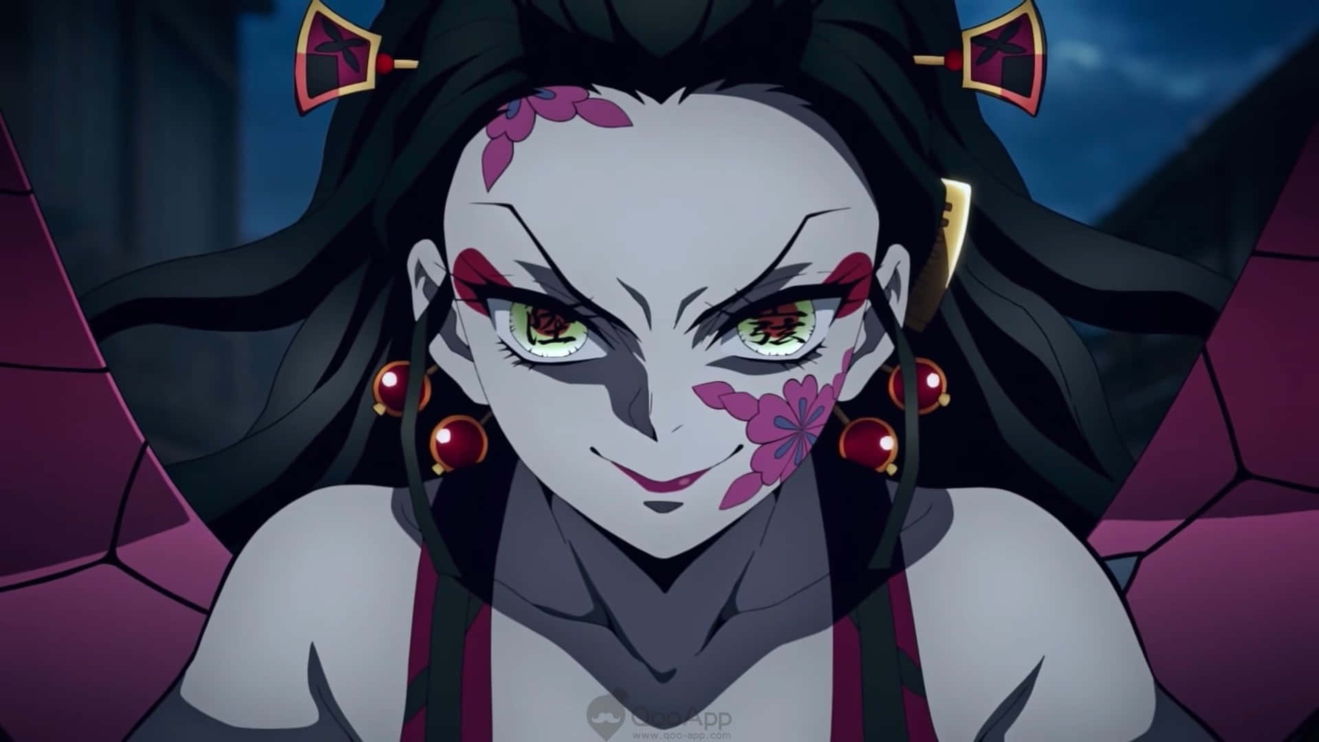 《鬼滅之刃》竈門炭治郎，誓要斬殺惡鬼！ 壁紙 — 一個兇猛嘅動畫女惡魔，帶有花卉面部彩繪同紅色耳環，喺深紫色背景前強烈凝視。