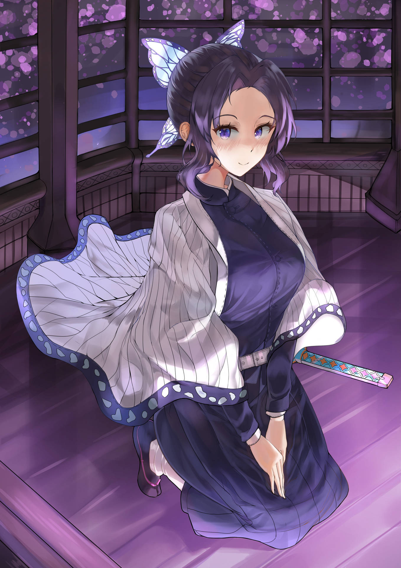 《鬼滅之刃》紫光燈光雛鶴PFP 壁紙 — 一位微笑的動漫女孩長著蝴蝶翅膀，跪在一個紫色燈光的傳統房間裡，外面櫻花飄落。