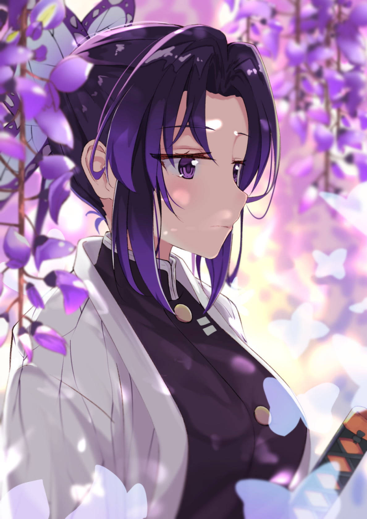 《鬼滅之刃》紫藤花雛鶴PFP 壁紙 — 一位紫髮動漫女孩穿著白色外套，站在紫色紫藤花瀑布下，蝴蝶在她周圍飛舞。