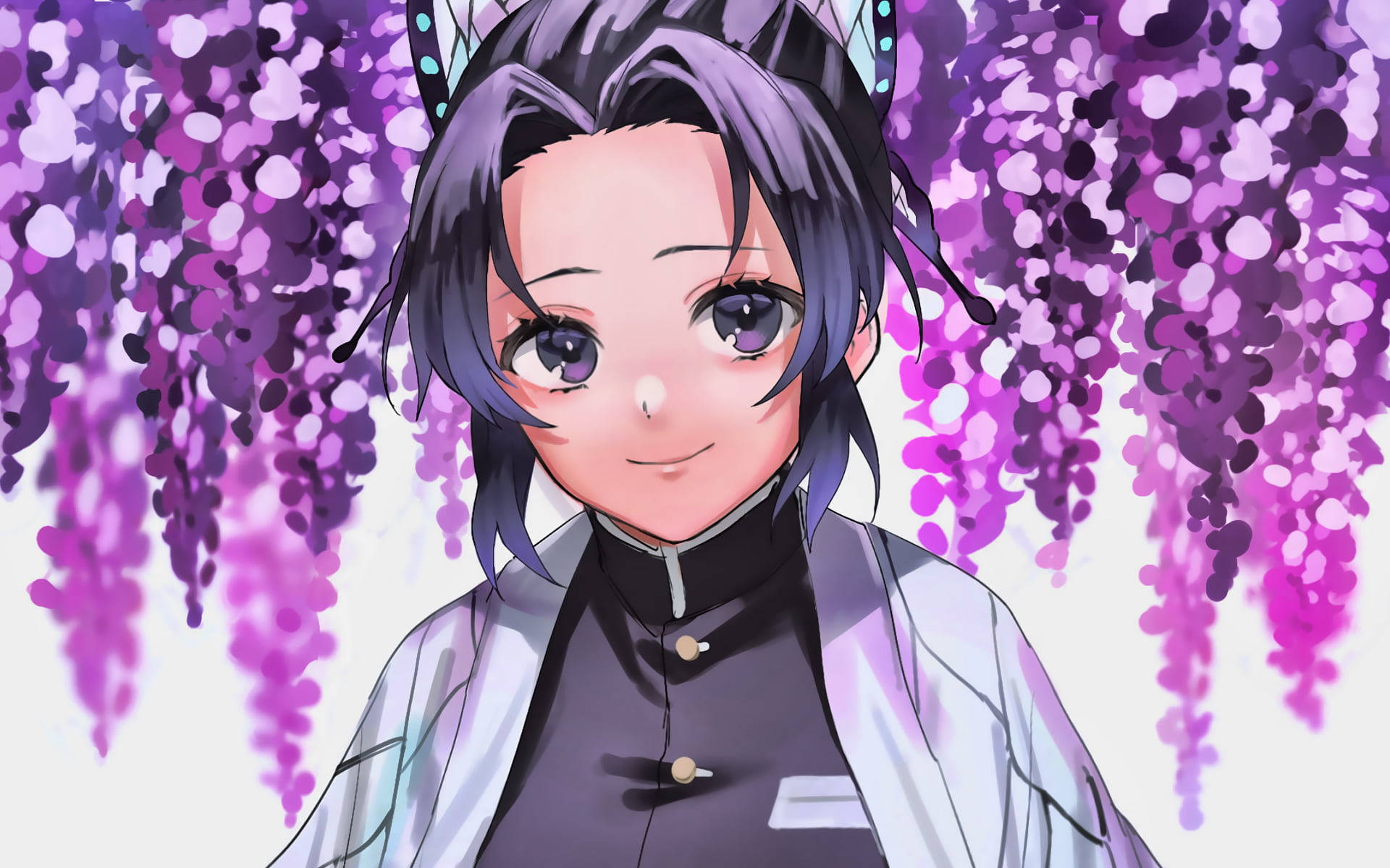 《鬼滅之刃》紫髮雛鶴數位藝術PFP 壁紙 — 一個開心的動漫女孩，紫色頭髮和蝴蝶飾品，在垂落的紫色紫藤花下微笑。