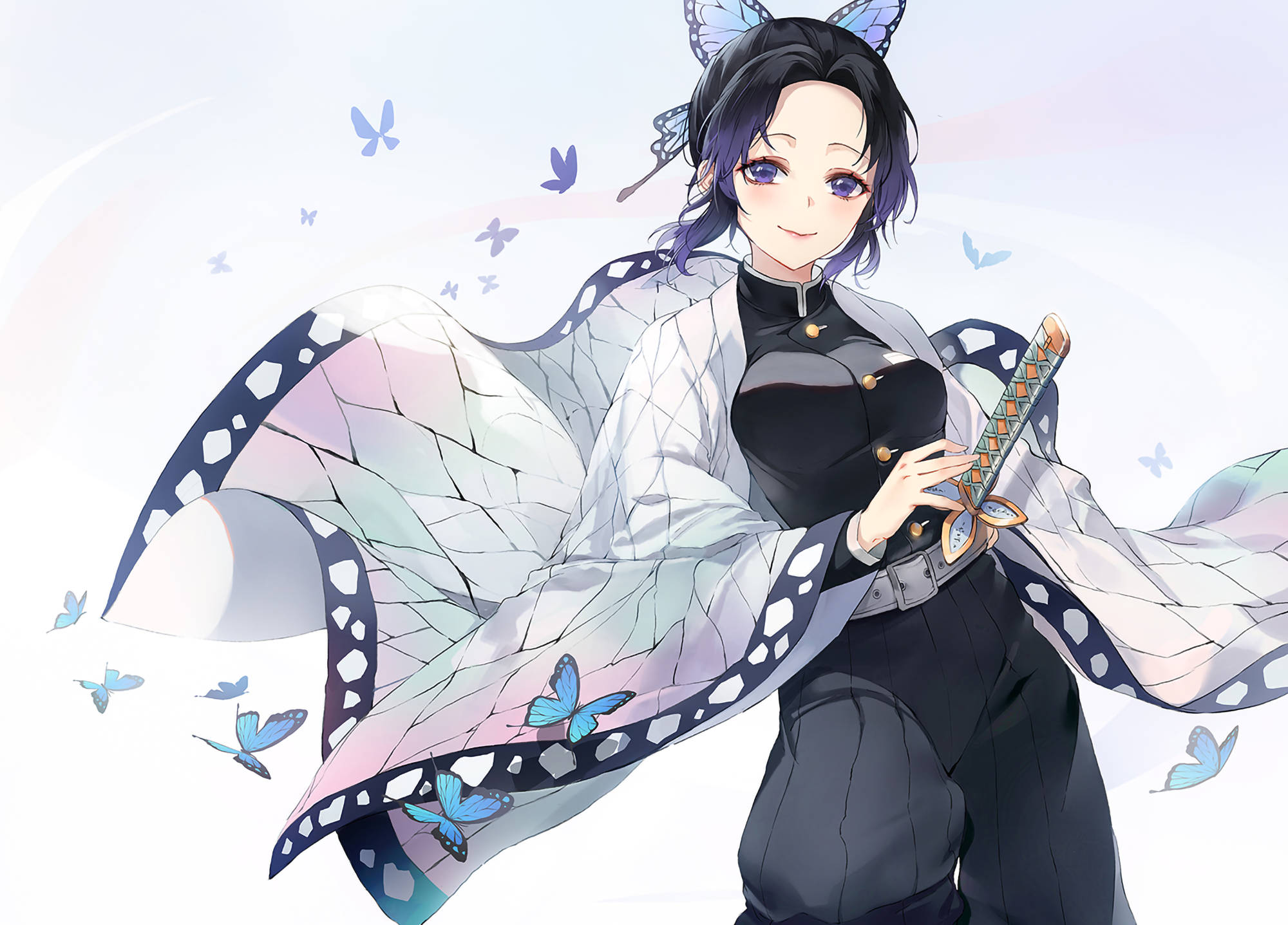 鬼滅之刃 綾瀨川 紗耶香 美麗形象 壁紙 — 一個微笑的動漫女孩，擁有蝴蝶翅膀和頭髮，手持劍，藍色蝴蝶在柔和的粉彩光中在她周圍飛舞。