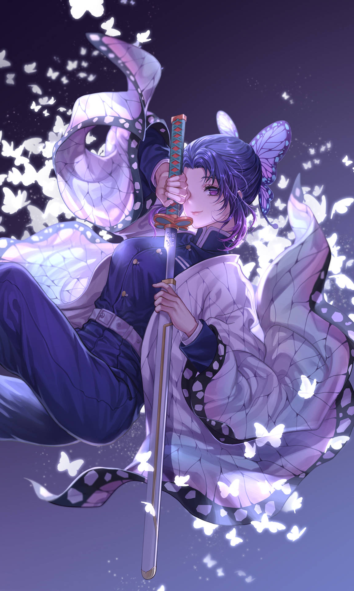 《鬼滅之刃》綾瀨川遊子拔刀飛躍頭像 壁紙 — 一位紫髮、擁有蝴蝶翅膀的動漫女孩，在深紫色天空下，於發光的白色蝴蝶中手持一把劍。