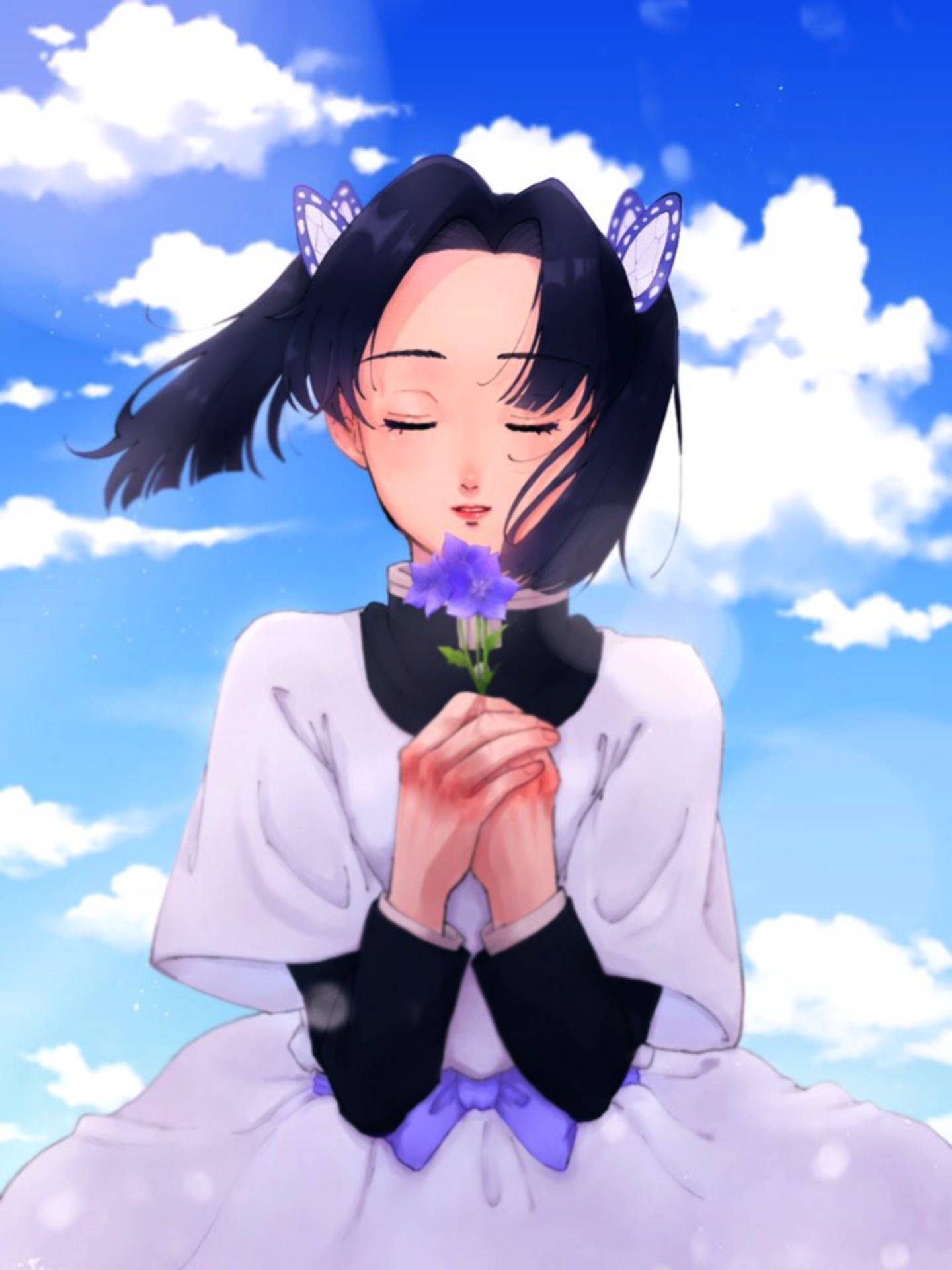 蝴蝶耳動漫女孩在藍天白雲下手持紫色花朵。