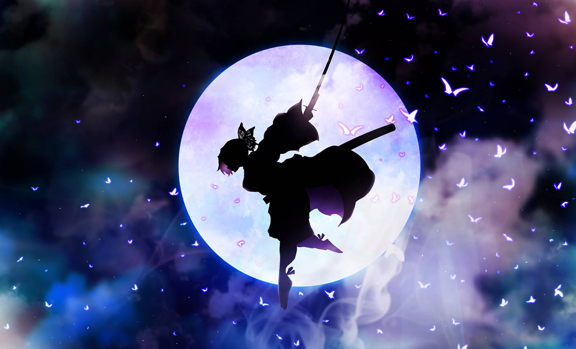 《鬼滅之刃》花咲桃 月夜劍舞剪影 壁紙 — 一個戰士剪影在神秘的夜空中，對著發光的月亮揮舞，周圍環繞著紫色蝴蝶。