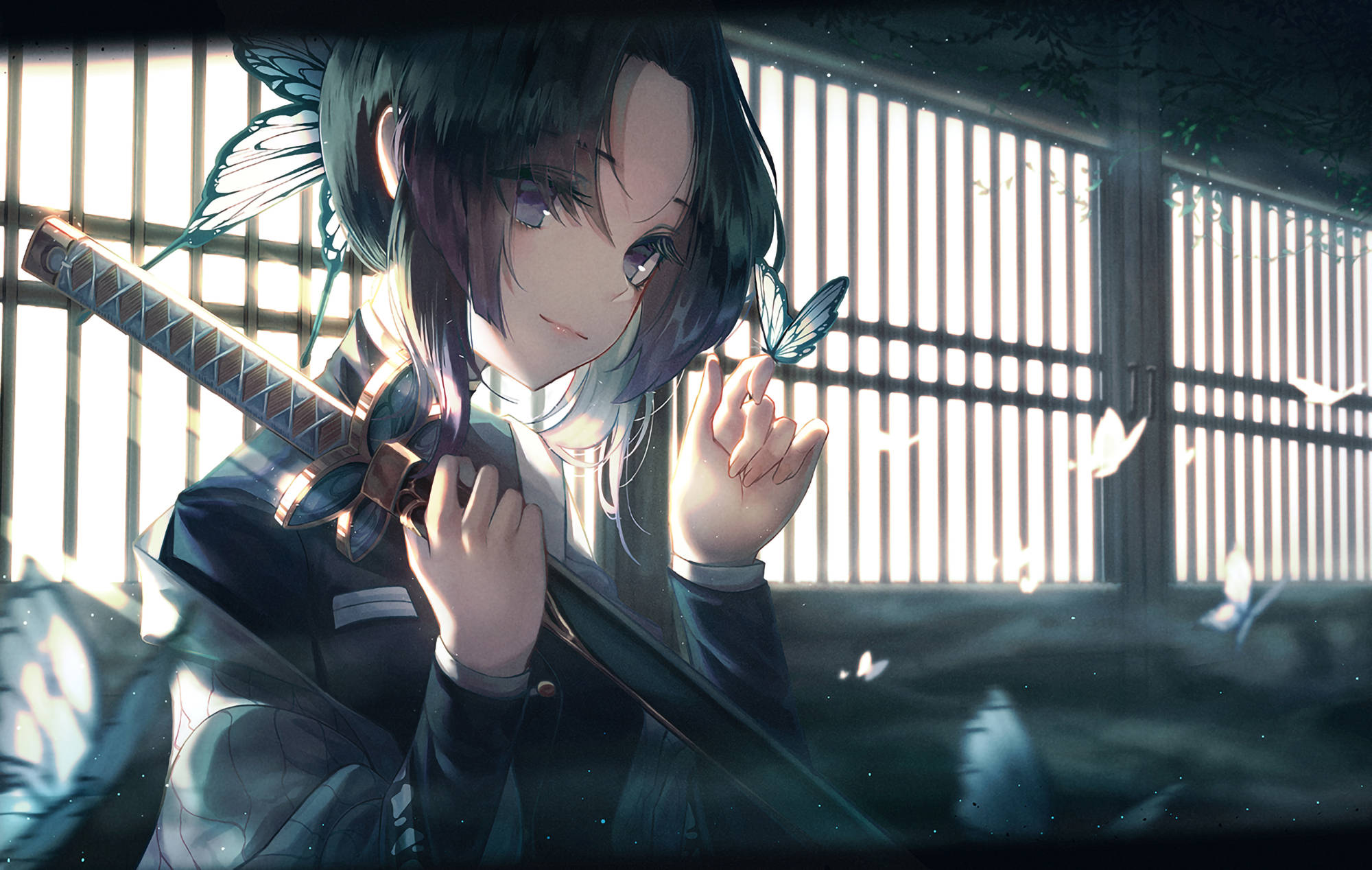 《鬼滅之刃》花咲桃 蝴蝶少女 壁紙 — 一位寧靜的動漫女孩，黑髮，手持武士刀，蝴蝶在陽光普照的傳統日式房間中圍繞她飛舞。