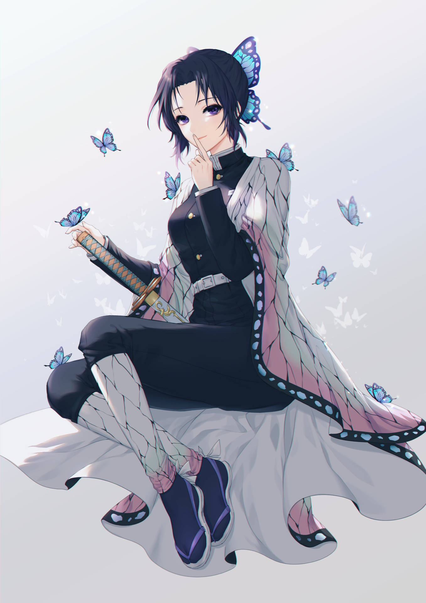 《鬼滅之刃》藍閃蝶迷人雛鶴PFP 壁紙 — 帶有蝴蝶圖案的動畫女孩優雅地坐著，手持一把劍，藍色蝴蝶在她周圍飛舞。