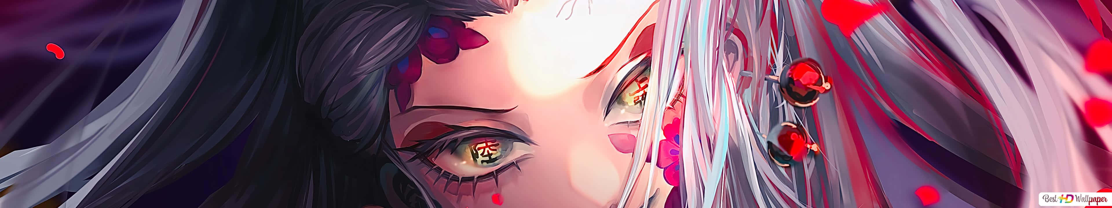 《鬼滅之刃》角色宇髄天元 壁紙 — 一個銀髮紅眼動漫女孩的特寫，被漂浮的紅色花瓣包圍，背景為深紫色。