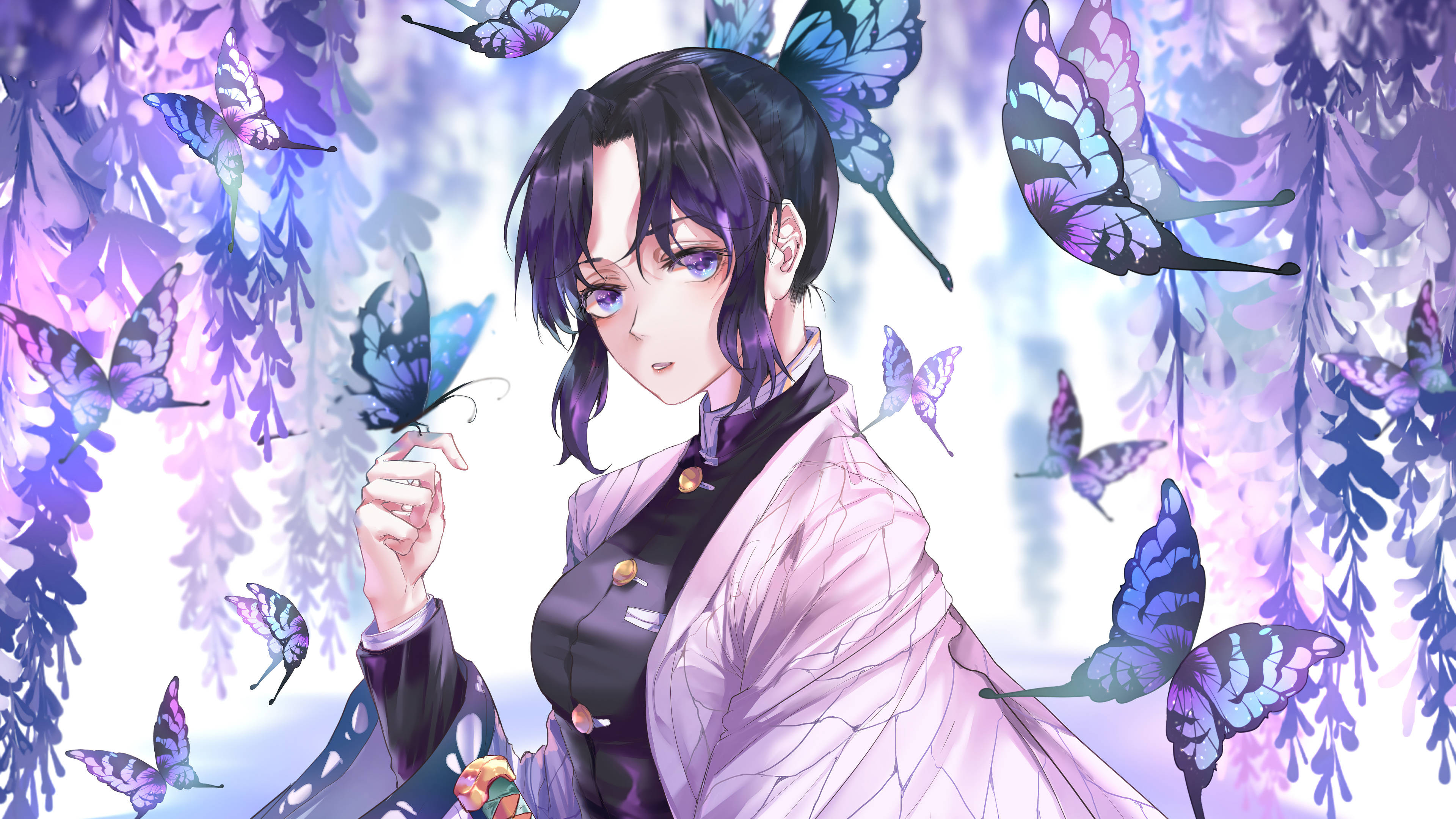 《鬼滅之刃》角色時透無一郎強勢形象 壁紙 — 一位擁有紫色頭髮和蝴蝶圖案的年輕動漫女孩，在層層疊疊的紫色紫藤蔓中輕輕捧著一隻蝴蝶。