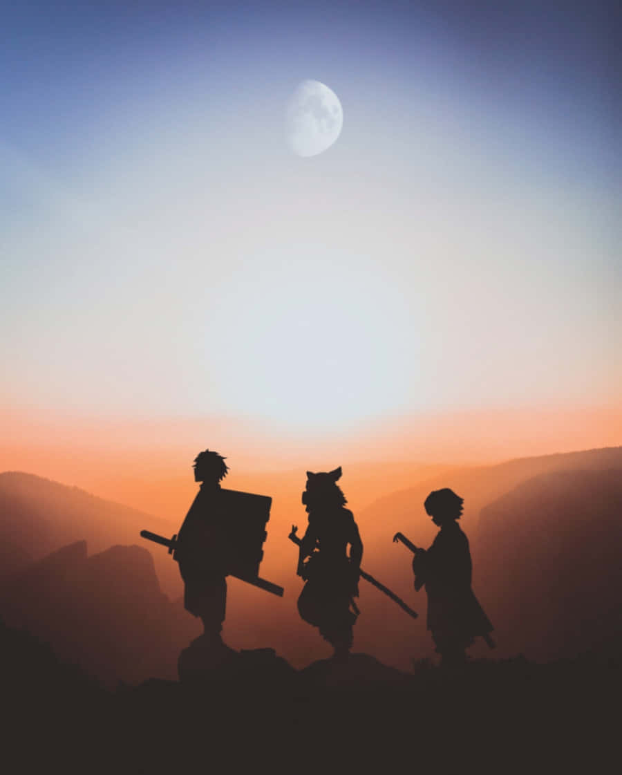 《鬼滅之刃》角色沙漠剪影場景 壁紙 — 三個戰士剪影在黃昏時分站在山脊上，下方是一輪發光的彎月。