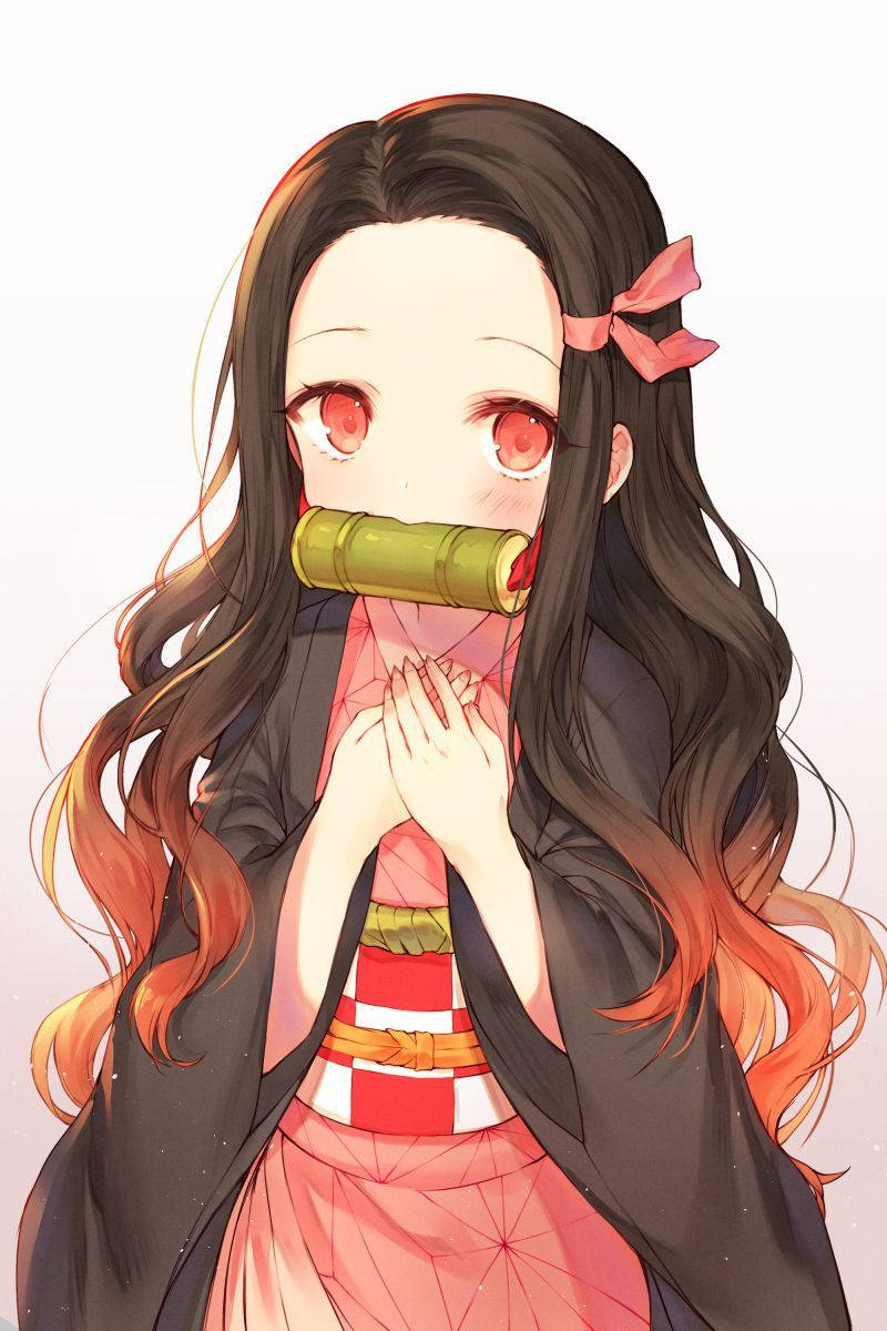 鬼滅之刃 露比可愛面容 壁紙 — 長黑髮紅眼動漫女孩，戴著竹製口罩，雙手合十，穿著傳統粉黑服裝。