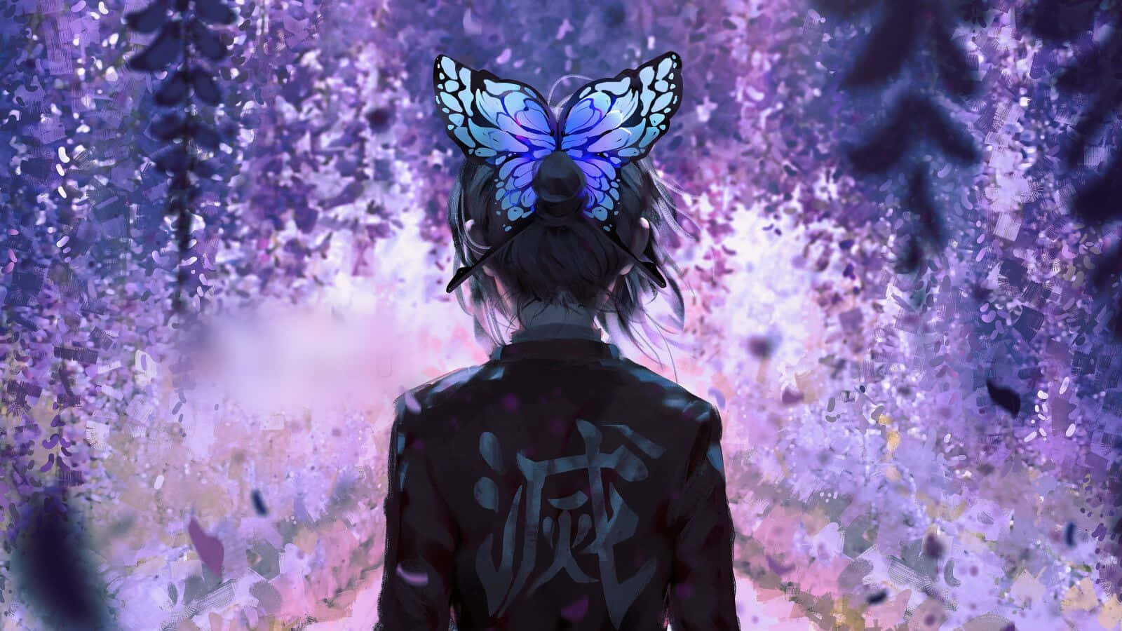 鬼滅之刃 鬼殺隊 櫻花與蝴蝶的螢光場景 壁紙 — 一個人頭上有一隻發光的藍色蝴蝶，站在紫色花朵的瀑布下。