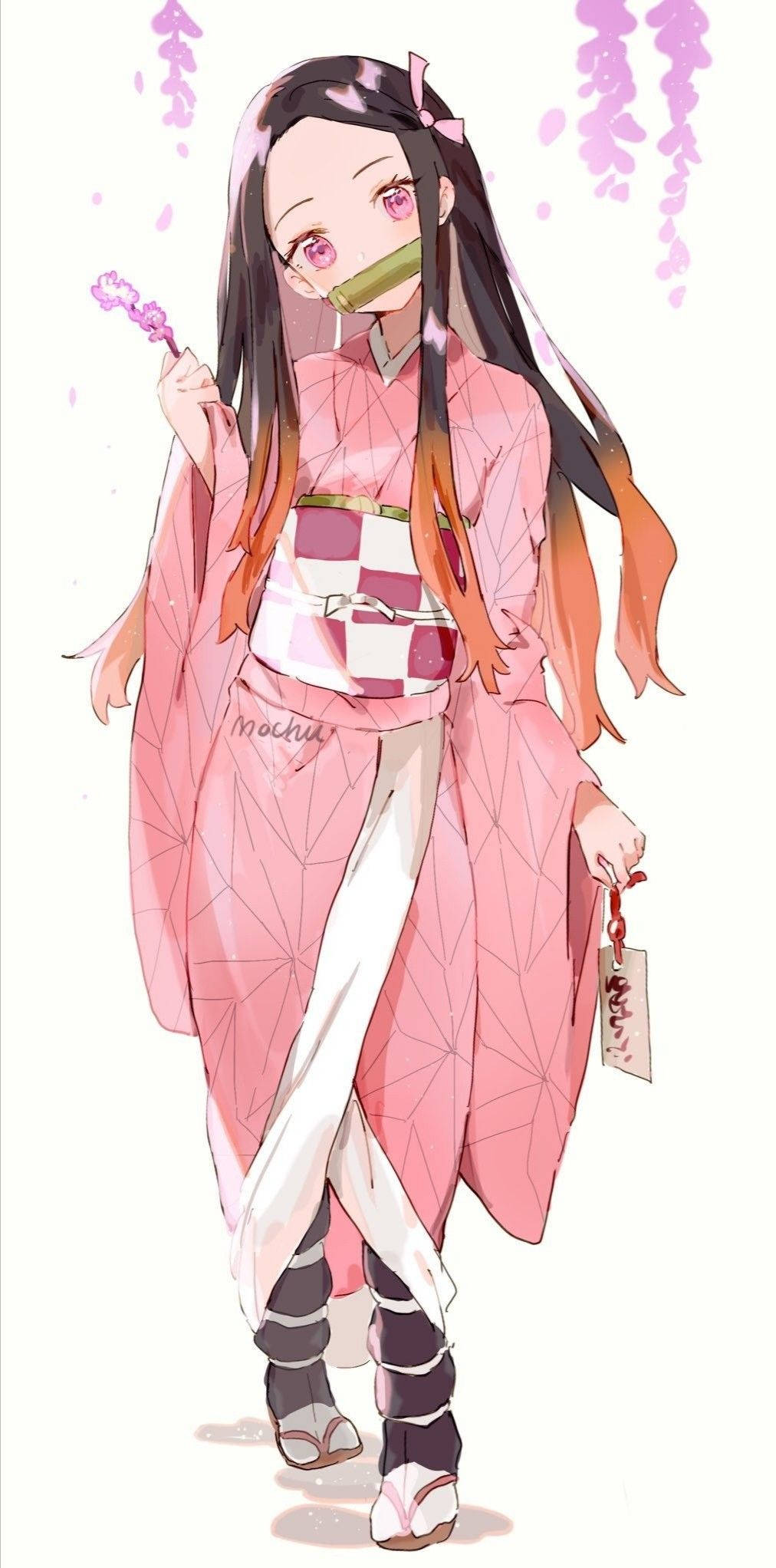 鬼滅之刃祢豆子同人圖 壁紙 — 動漫少女身穿粉紅色和服，戴著竹製口塞，手持櫻花枝，站在飄落的花瓣下。