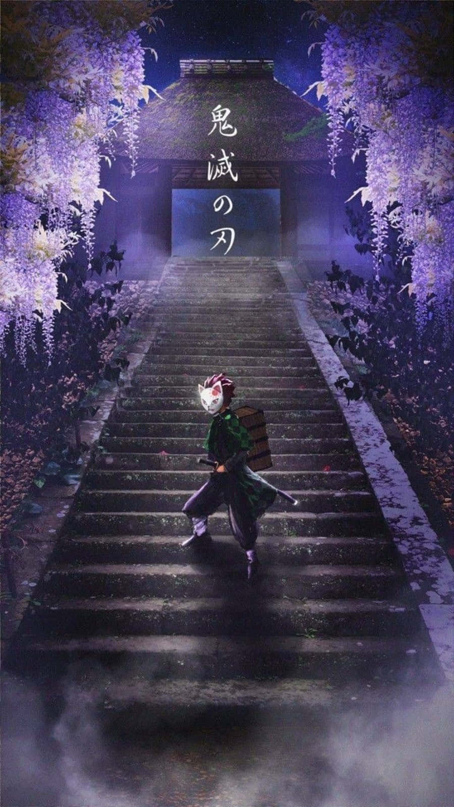 鬼滅之刃紫調寺廟風景 壁紙 — 一位戴著面具的動漫戰士，在星光燦爛的夜空下，沿著霧氣瀰漫的石階拾級而上，兩旁是發光的紫色紫藤，通往一座傳統神社。