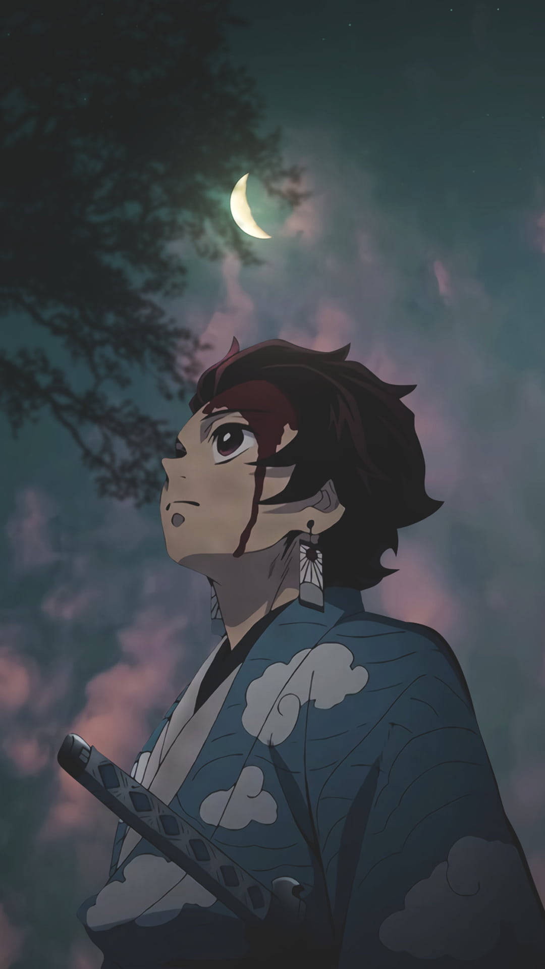 動漫角色身穿和服，在夜晚的彎月下持劍。