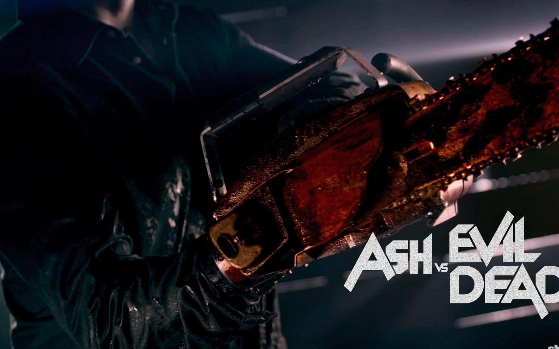 手握沾血電鋸，帶有Ash vs Evil Dead標誌。
