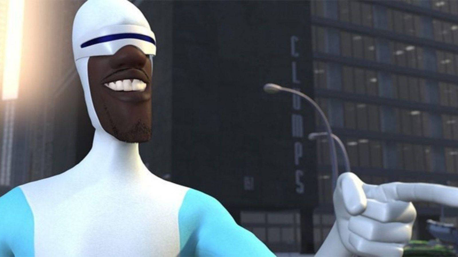 魅力四射的 Frozone 超級英雄 壁紙 — 一個穿著白色和藍色西裝的開朗動畫超級英雄在城市景觀中微笑著指著。