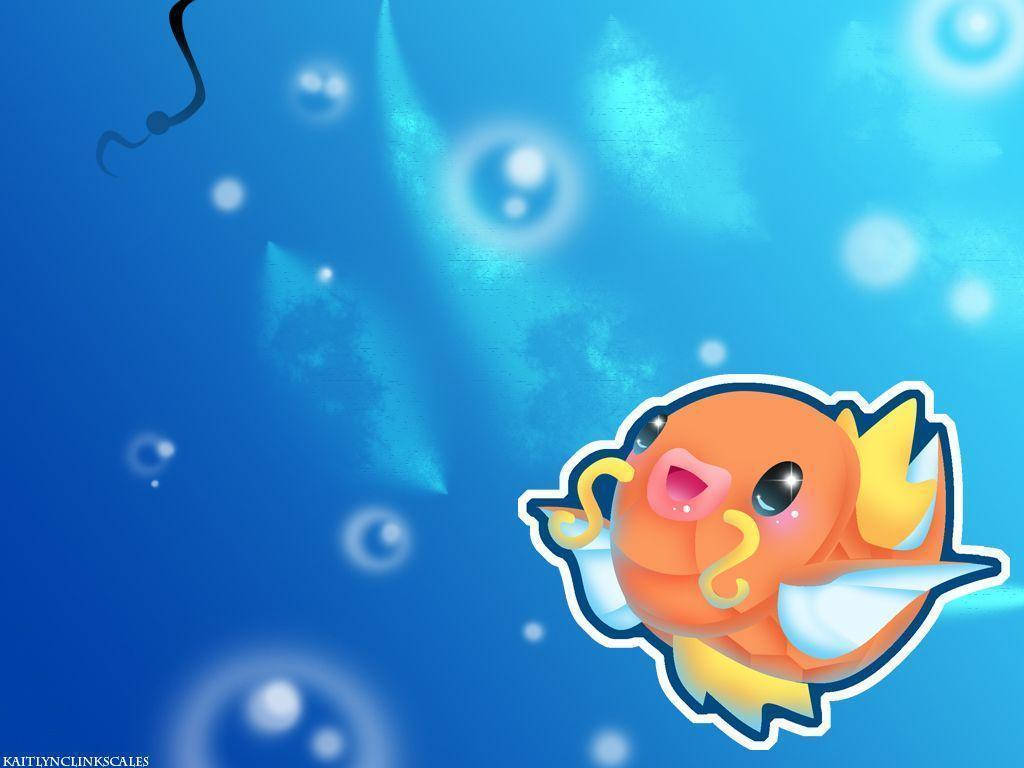 一條可愛的橙色魚，黃色魚鰭，在藍色水中與氣泡一起游動。