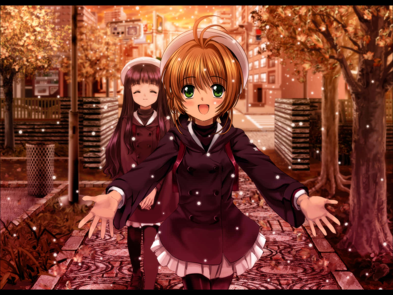 魔卡少女櫻——以微笑施展封印魔法 壁紙 — 兩個開心的動畫女學生穿著校服，站在鋪滿落葉的秋日行人路上，溫暖的金色街燈照耀著。