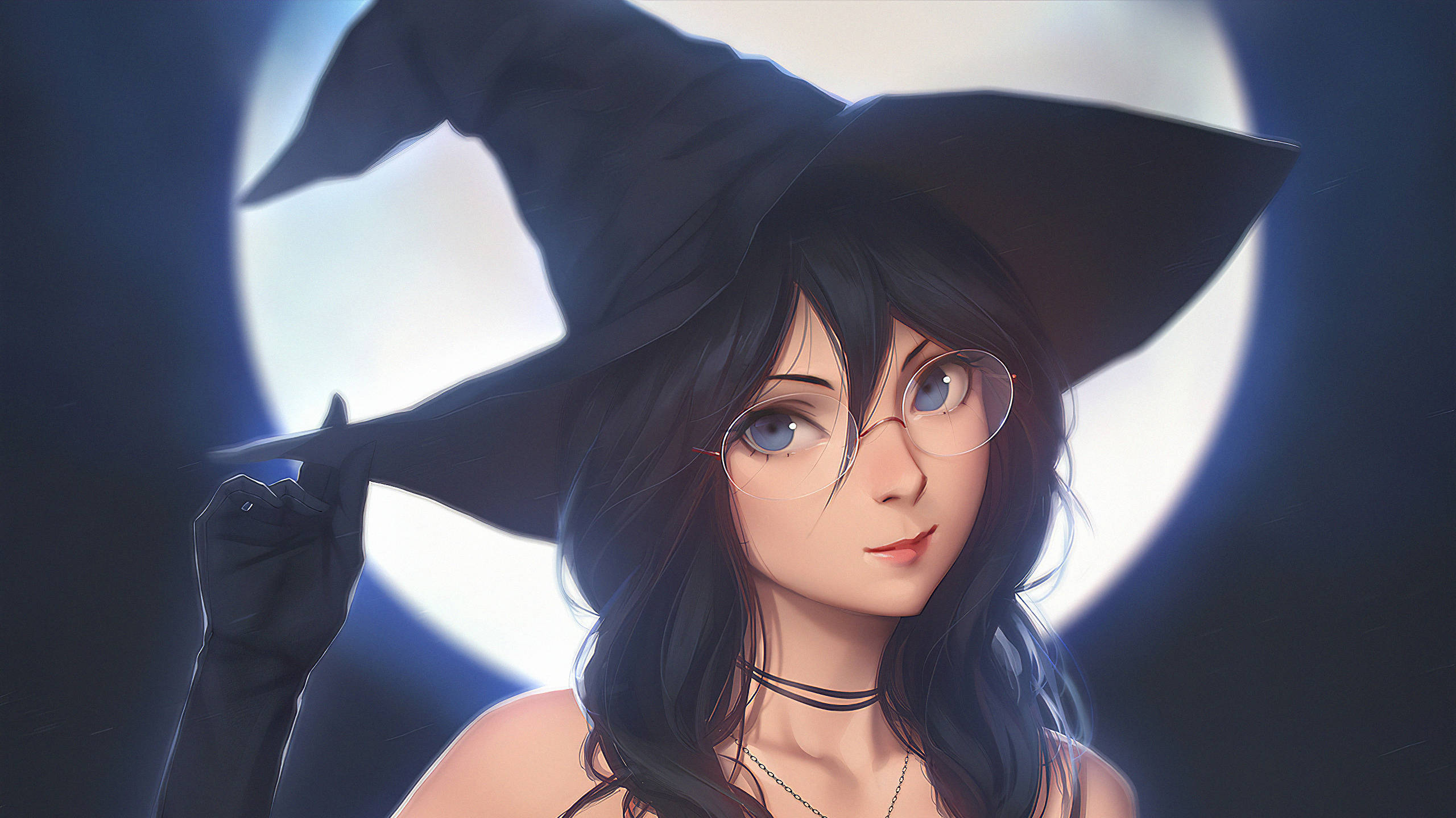 魔女眼鏡 壁紙 — 一位戴眼鏡和黑色帽子的年輕女巫，在明亮的滿月背景下輕輕掀起她的兜帽。