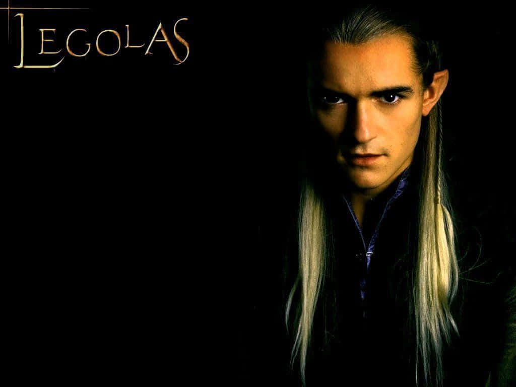 勒苟拉斯（Legolas）的特寫肖像，一位擁有長長金髮和尖耳朵的精靈，在黑暗環境中。