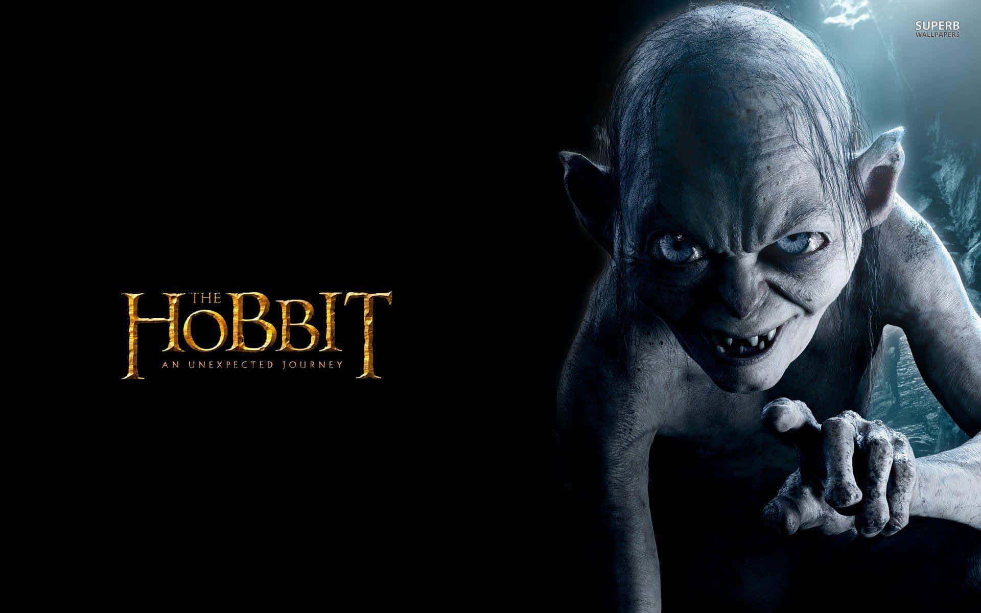 《魔戒》中的咕嚕 壁紙 — 哈比人電影中咕嚕的威脅性特寫，眼睛發光，牙齒鋒利，背景黑暗。