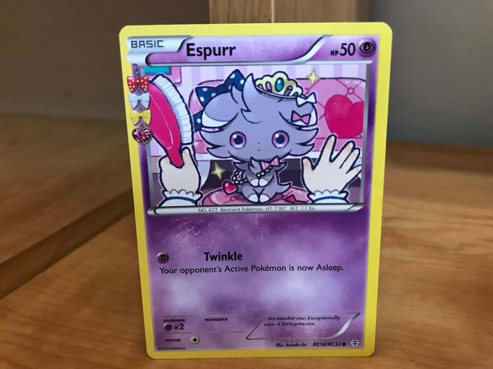 木枱上嘅紫色 Espurr 寵物小精靈卡片。