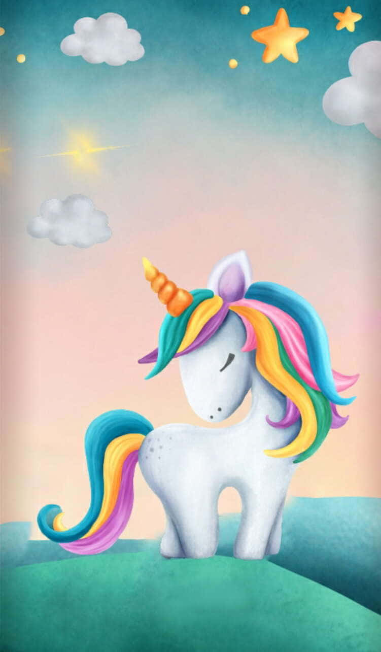 魔法可愛獨角獸置身奇幻世界 壁紙 — 一隻可愛的白色獨角獸，擁有彩虹鬃毛和角，在星星和雲朵的粉彩天空下，靜靜地站在綠色山丘上。