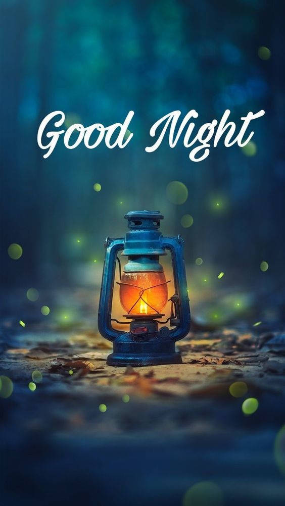 魔法夜燈晚安 壁紙 — 發光的藍色燈籠在夜間將溫暖的光投射在森林地面上，周圍環繞著漂浮的螢火蟲和柔和散景。