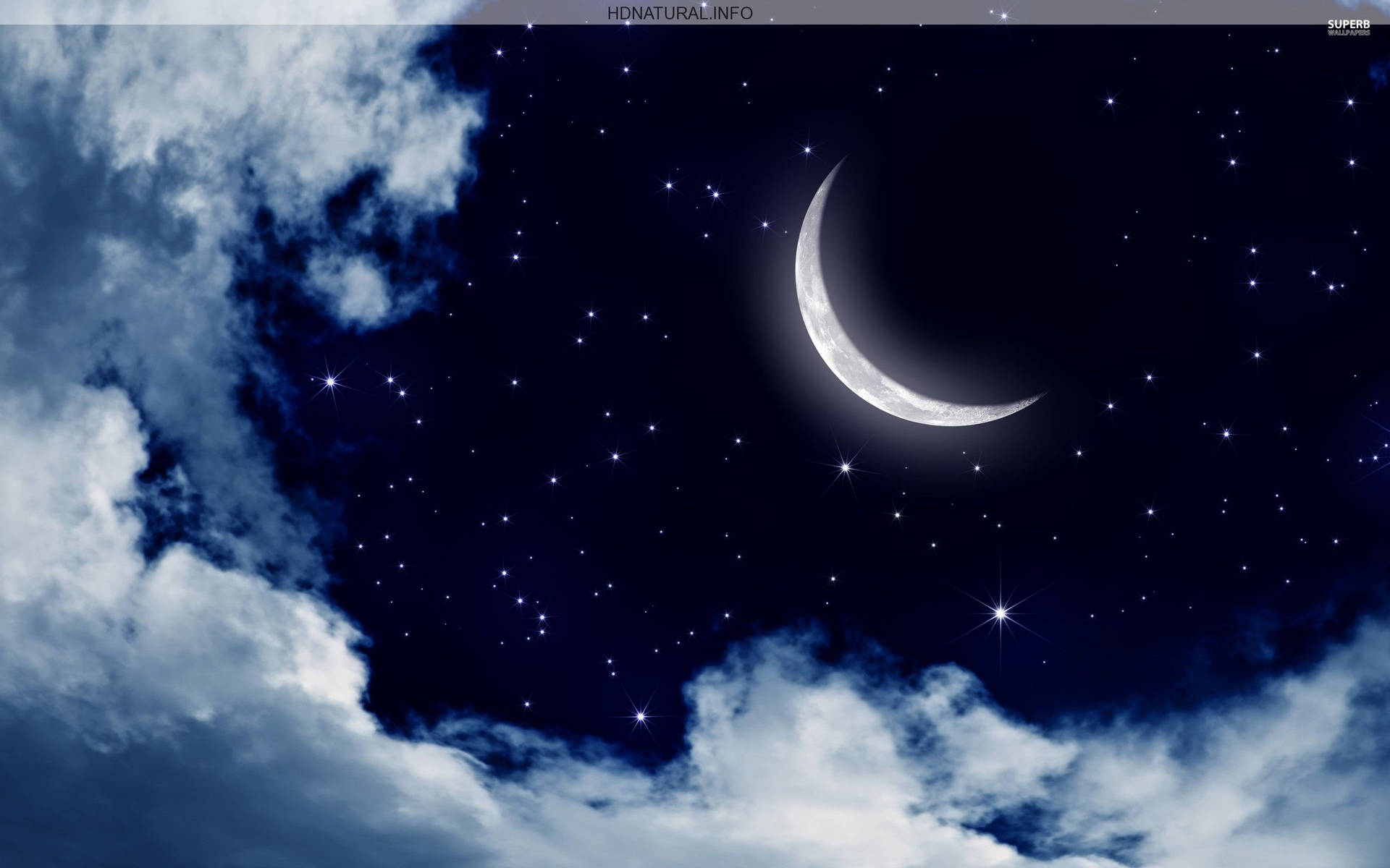 魔法夜空與璀璨明月 壁紙 — 一彎新月在星夜下，於旋轉的雲層上方柔和地發光。