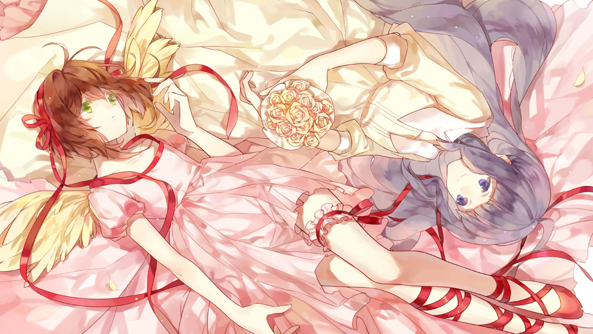 魔法少女冒險 壁紙 — 兩個穿著粉紅色連衣裙、繫著紅色絲帶的動漫女孩躺在柔軟的布料上，其中一個拿著一束玫瑰。
