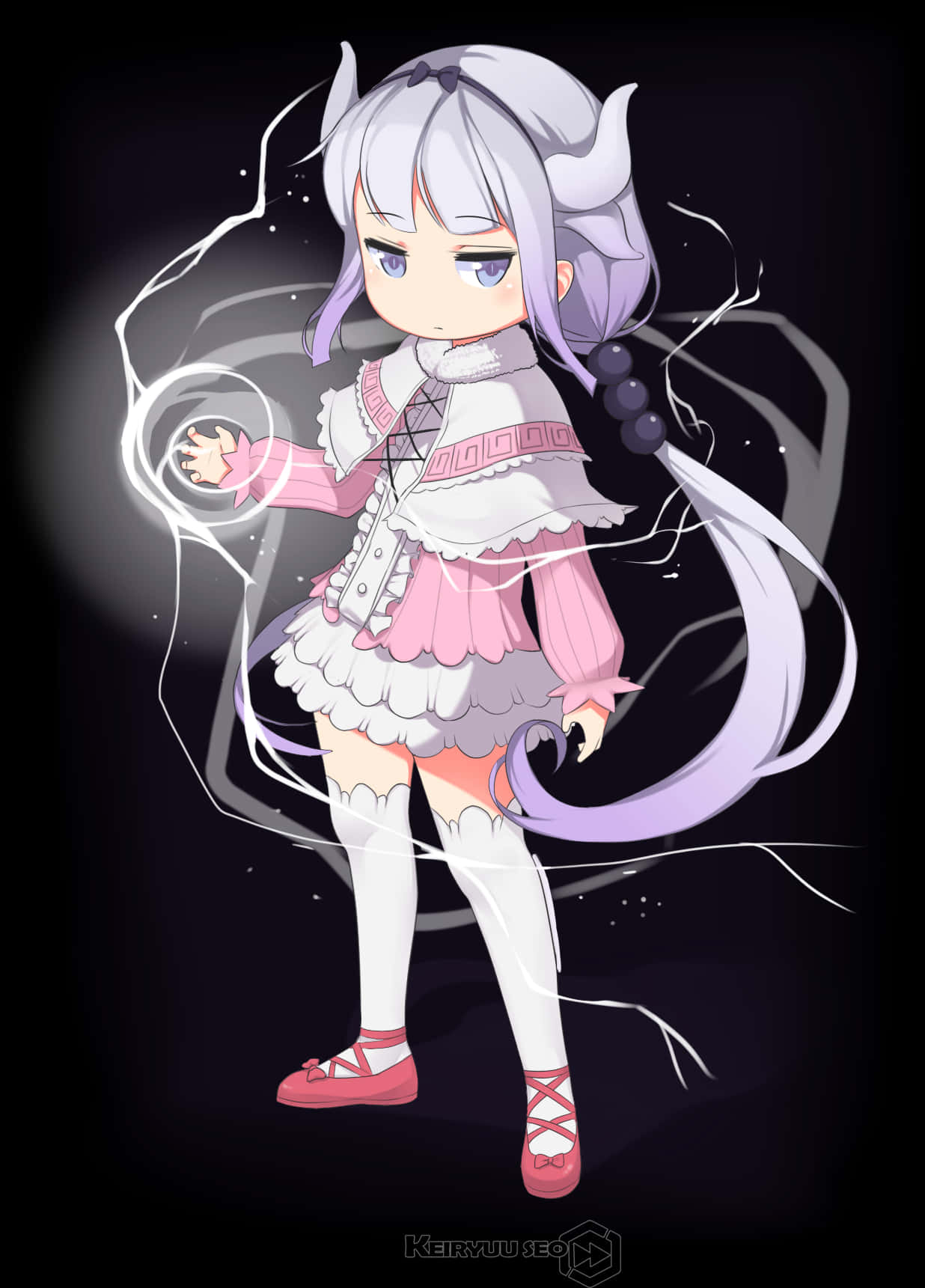 魔法少女動漫角色 壁紙 — 一個銀髮有角的Q版動漫女孩在黑暗背景中引導發光的白色能量。