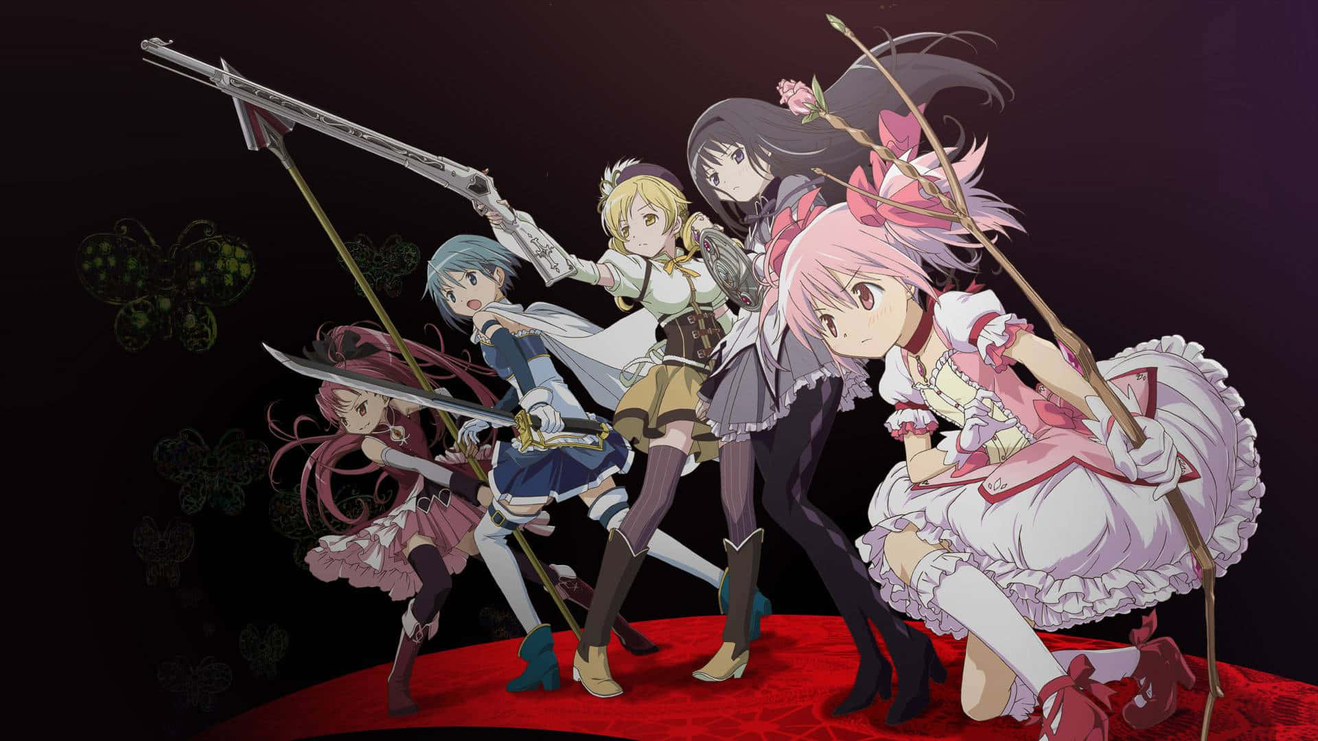 《魔法少女小圓》中的魔法少女鹿目圓與鶴屋美彌 壁紙 — 五位身穿奇幻服裝的動漫女孩在深色背景的紅地毯上手持武器擺好姿勢。