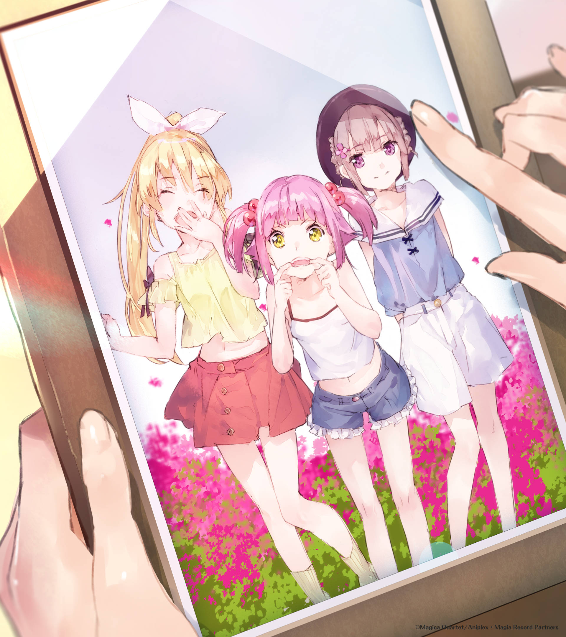 魔法少女小圓 可愛三人組 壁紙 — 三個動漫女孩在充滿活力的粉紅色花田中，被捧在相框裡害羞地微笑。