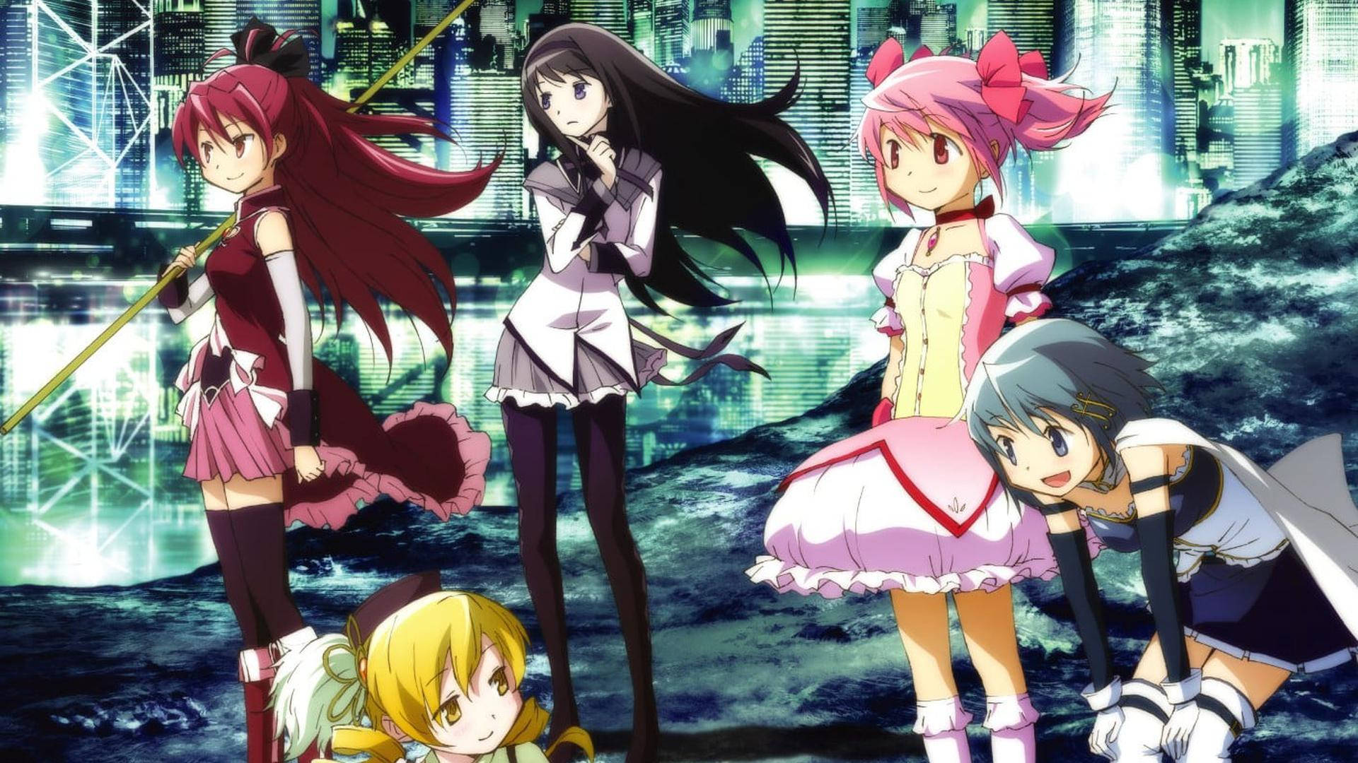 魔法少女小圓 城市群像 壁紙 — 五個動漫女孩穿著色彩繽紛的服裝，在夜晚發光的未來城市天際線前自信地站立。