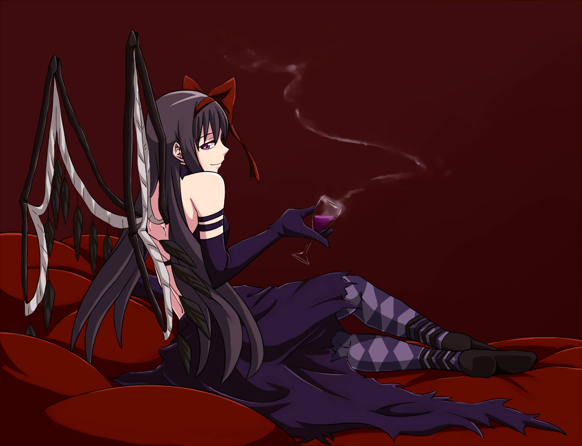 魔法少女小圓 獵犬之翼 壁紙 — 一位深色頭髮的動漫女孩，擁有黑色和白色的翅膀，躺在紅色靠墊上，手持一杯紫色液體。