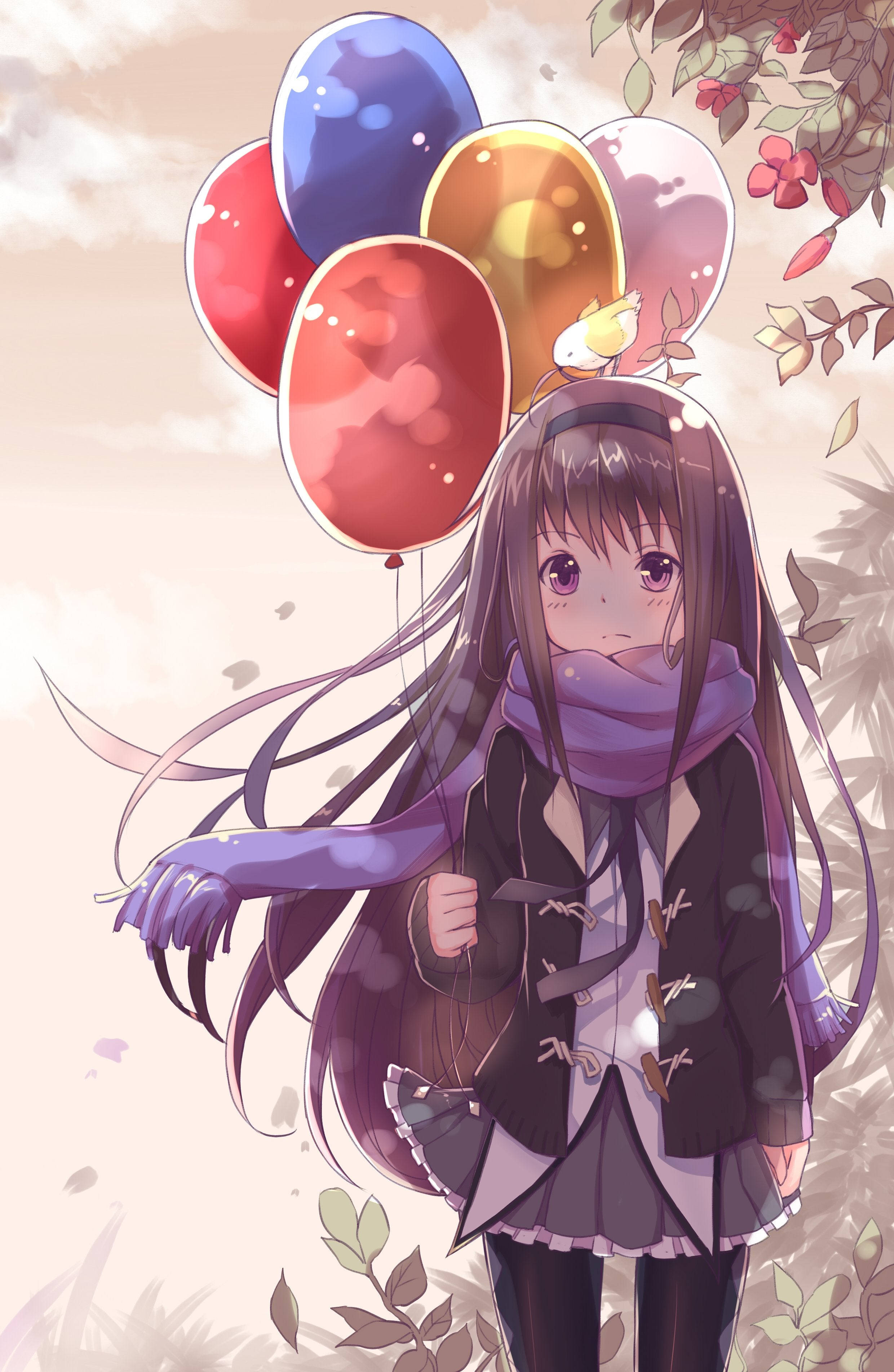 魔法少女小圓 節日氣球 壁紙 — 動畫女孩，長長的黑髮和紫色圍巾，在柔和的秋葉下拿著彩色氣球。