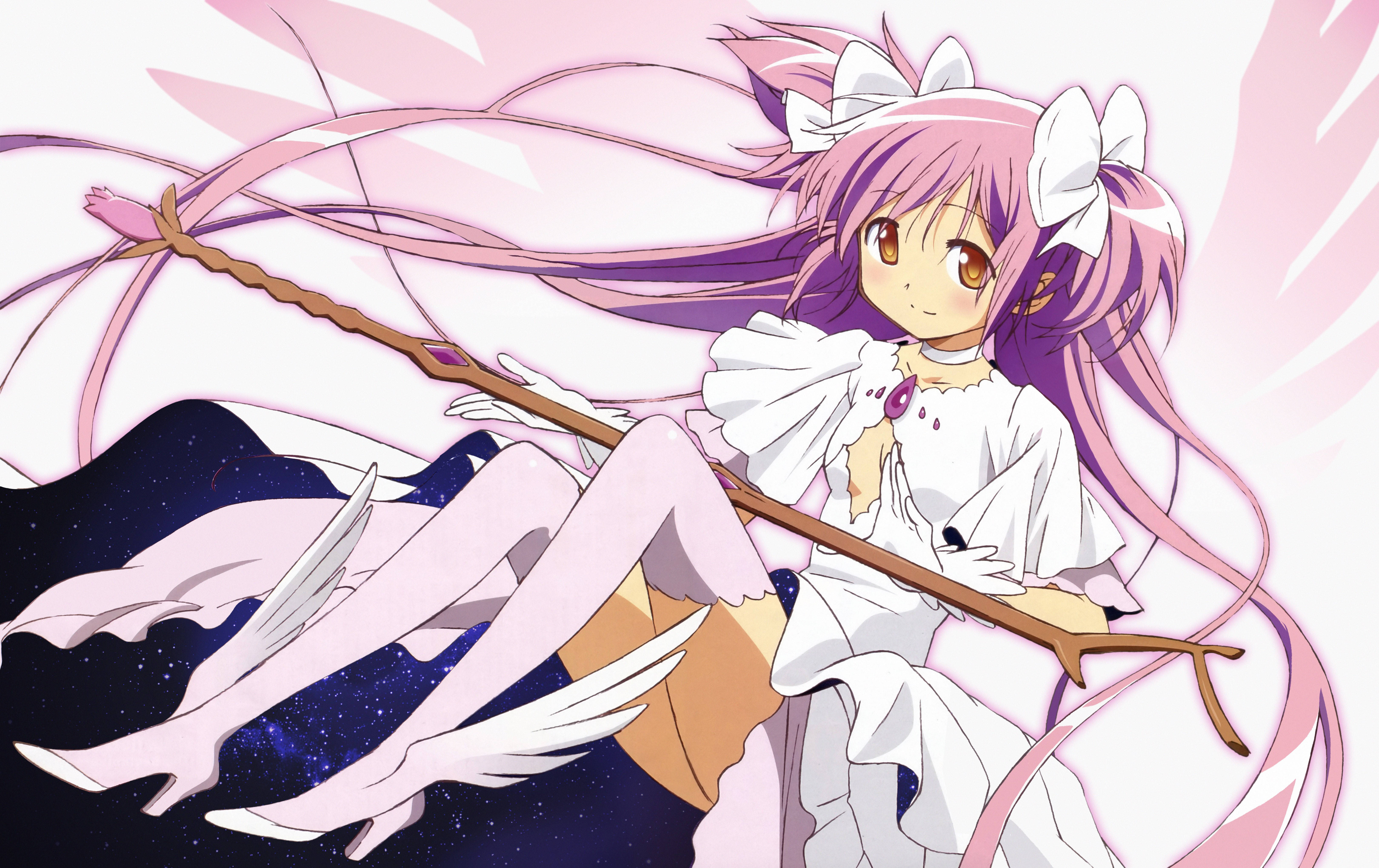 《魔法少女小圓》羽翼角色 壁紙 — 一位粉紅色頭髮的動漫女孩，擁有白色翅膀和法杖，在繁星點點的宇宙背景下優雅地漂浮。