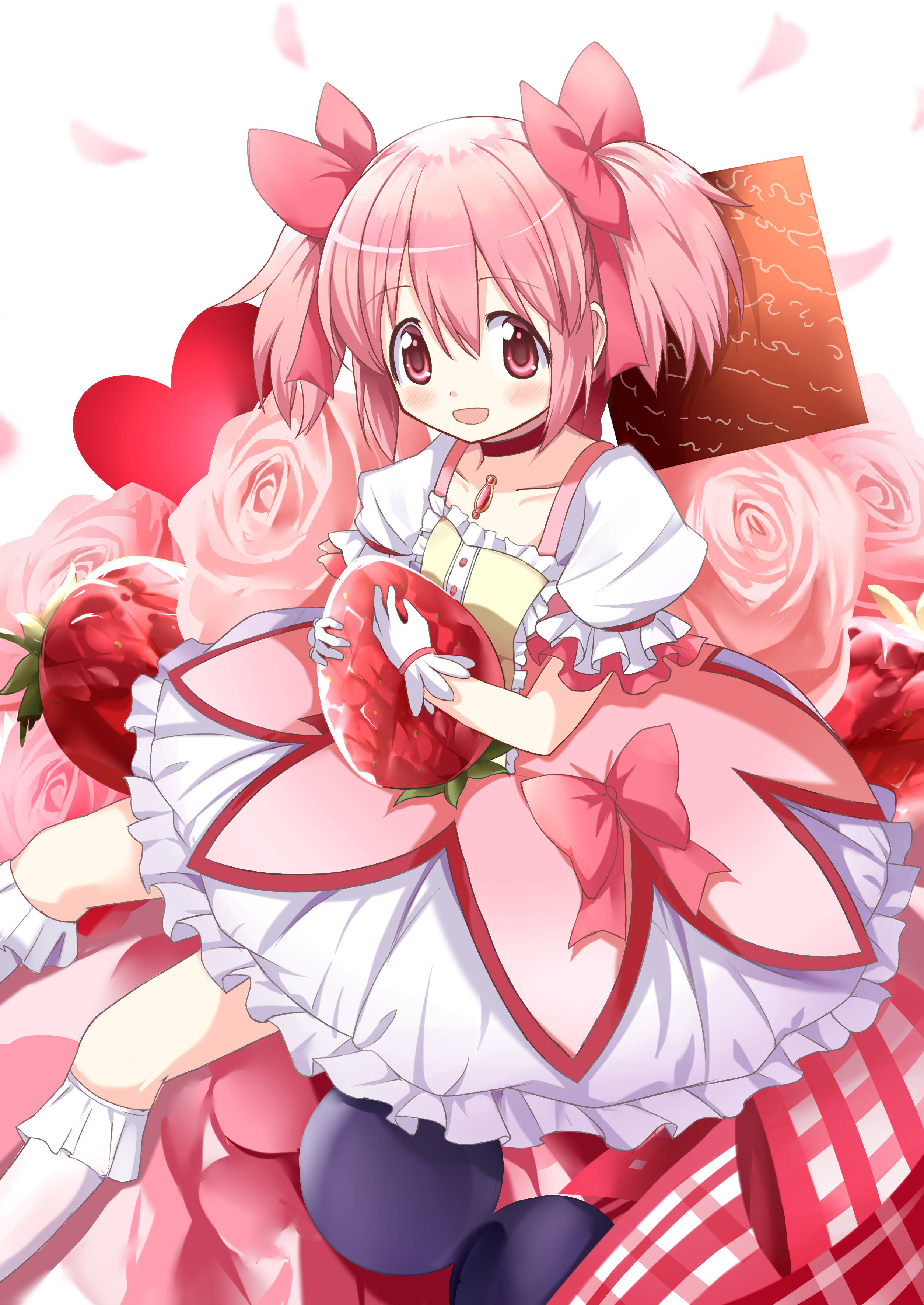 魔法少女小圓 鹿目圓與草莓 壁紙 — 一個開心的動畫女孩，粉紅色頭髮和蝴蝶結，拿著一個被玫瑰和心形包圍的巨大草莓。