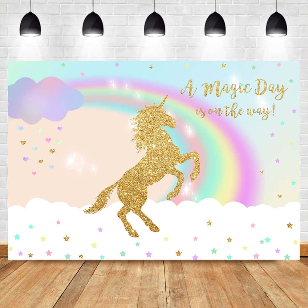 一隻金色閃光獨角獸站在帶有星星、心形和「A Magic Day is on the way」字句的彩虹前