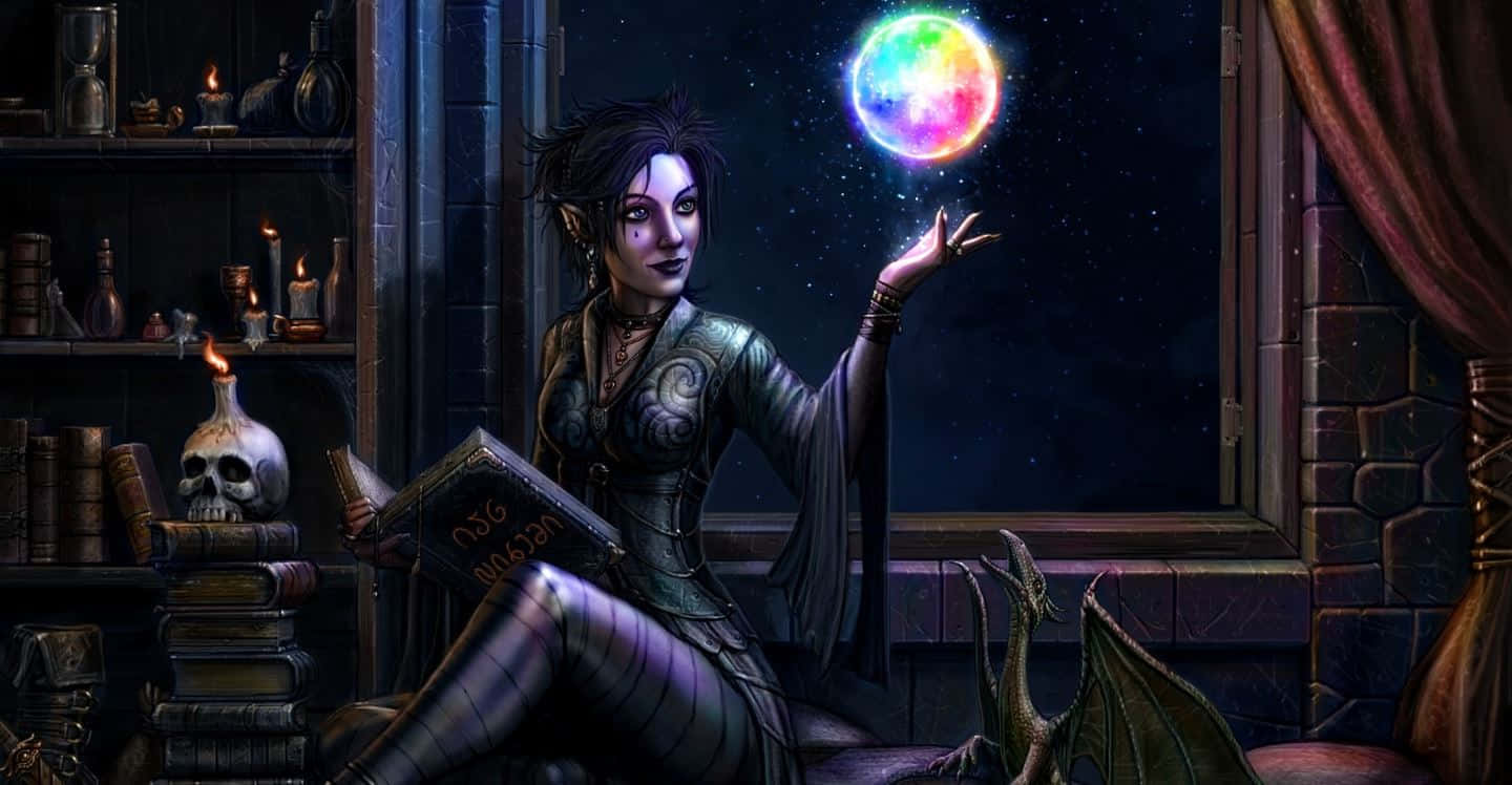 魔法森林中的綠色女巫 壁紙 — 一位黑暗奇幻女巫，眼睛發光，在一個充滿書籍和頭骨的燭光書房中坐著，懸浮著一個彩虹球體。