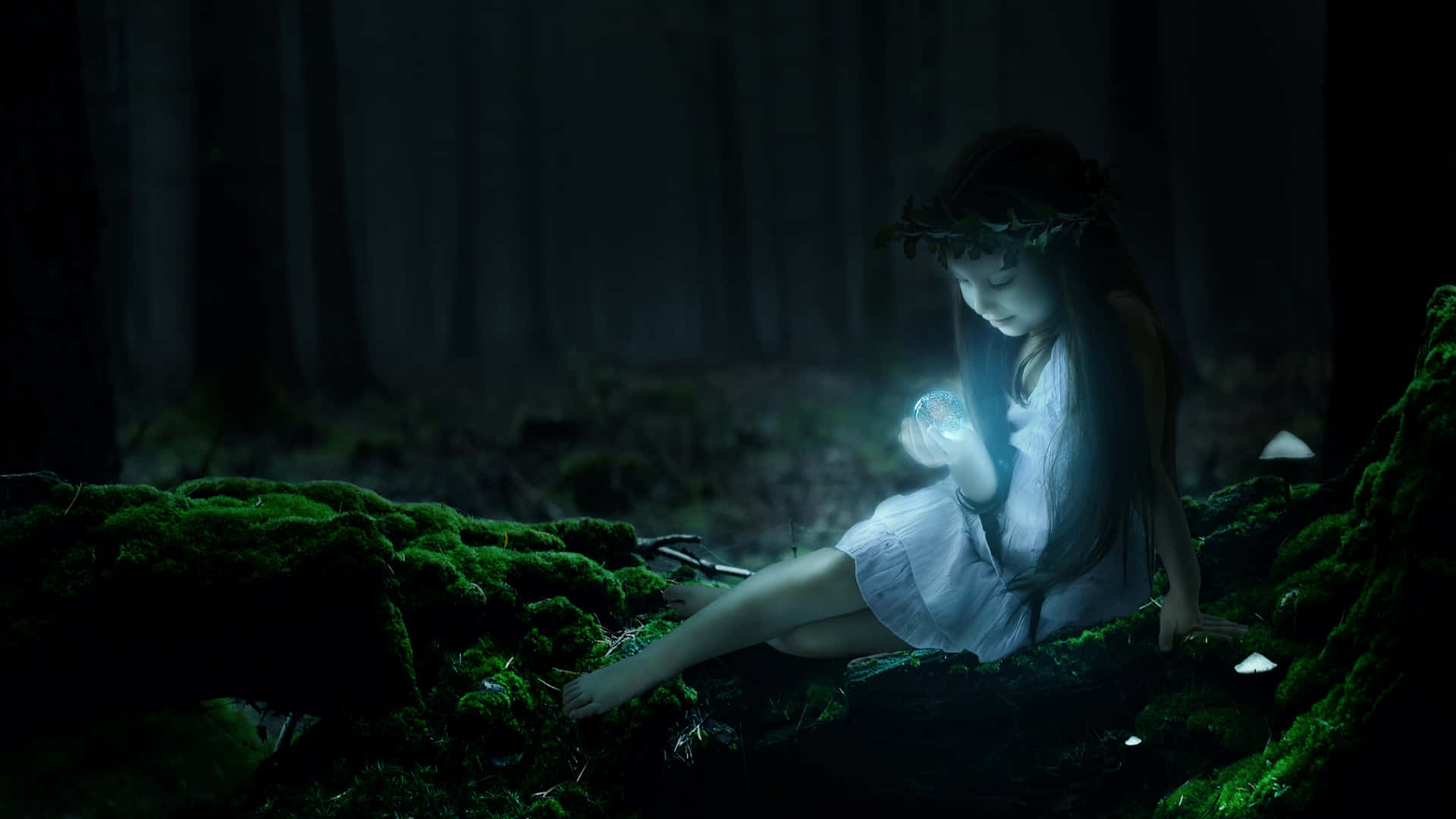 女孩在森林中夜間手持發光球體