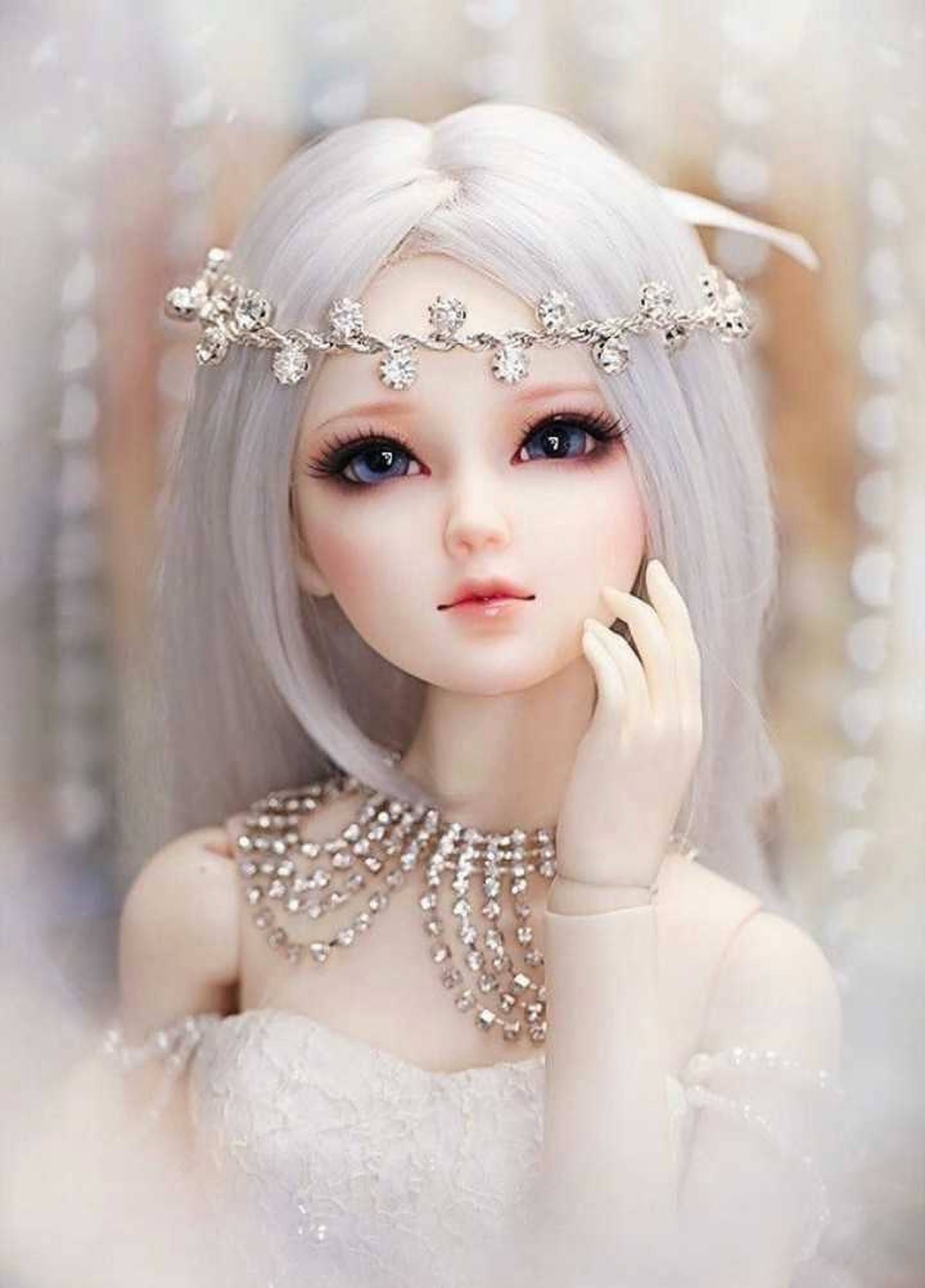魔法白髮玩偶 壁紙 — 一個銀色頭髮、戴著珠寶頭飾的娃娃，在夢幻飄渺的肖像中輕柔地凝視，同時觸摸臉頰。