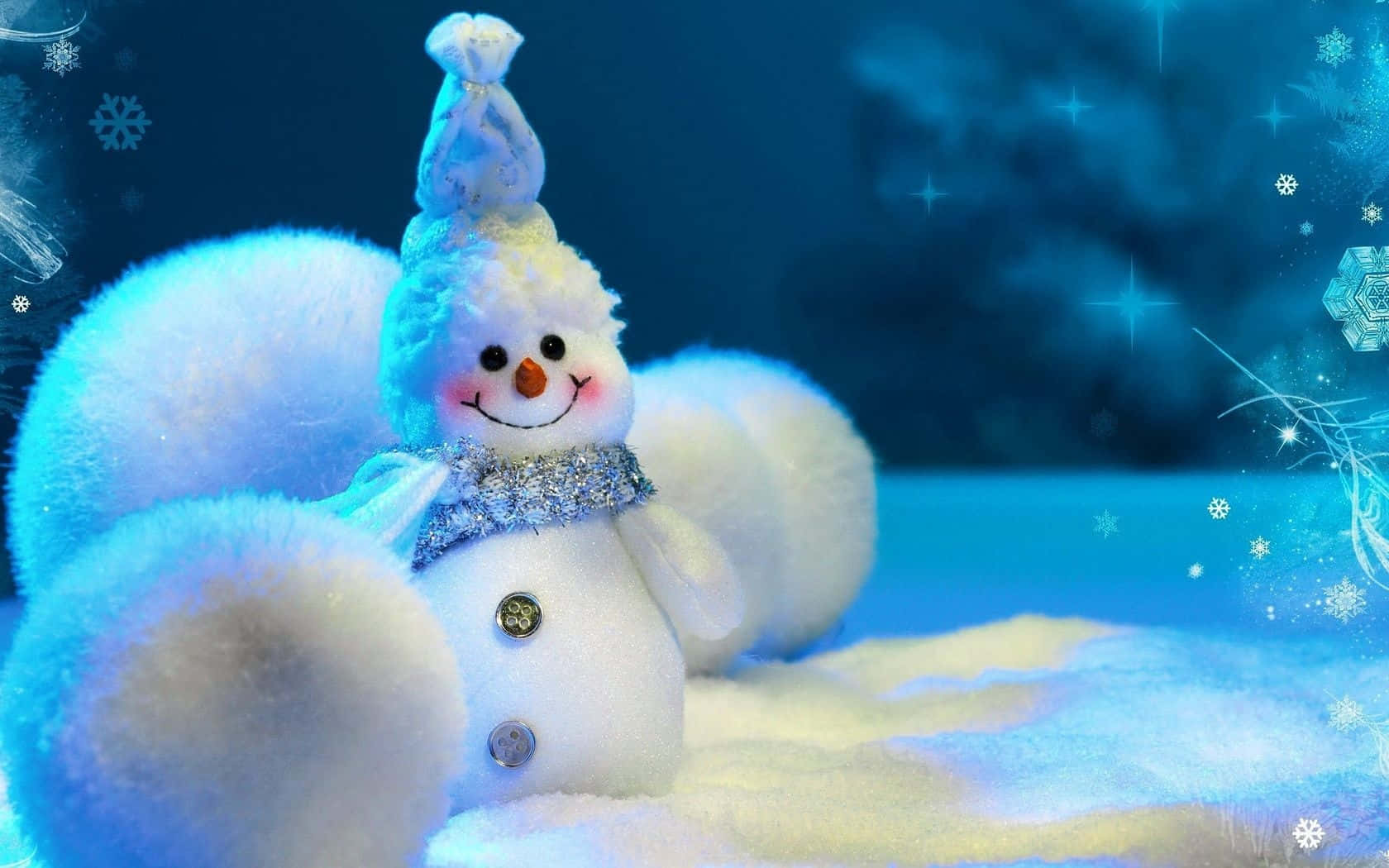 魔法藍色雪人冬季奇景 壁紙 — 一個快樂的雪人，戴著閃閃發光的圍巾和鈕扣眼睛，坐在雪花飄飄的藍色冬季仙境中。