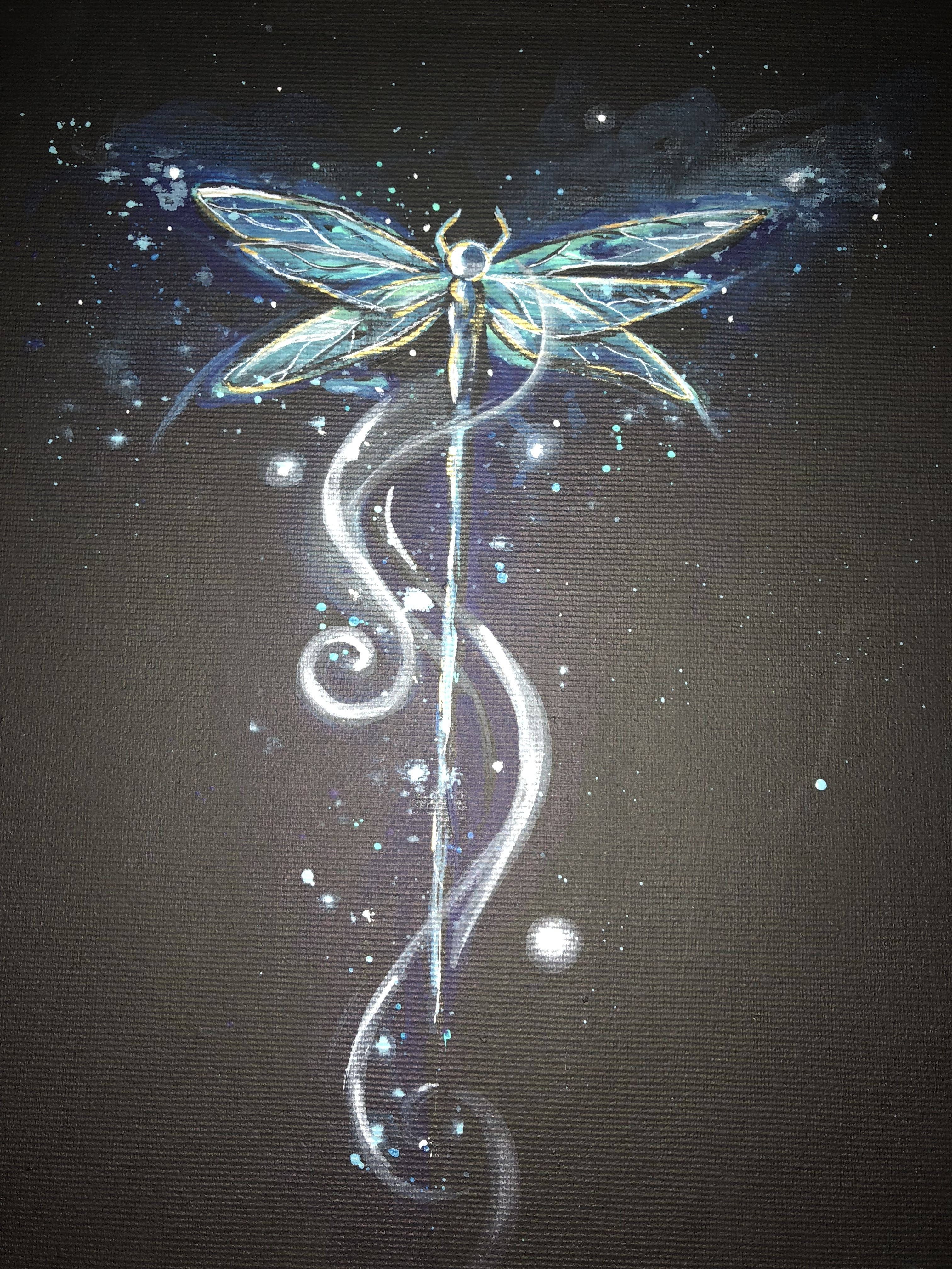 魔法蜻蜓畫作 壁紙 — 一隻帶有金色脈絡的發光藍色蜻蜓，在繁星點點的黑暗背景上，盤旋於旋轉的銀色卷鬚之上。