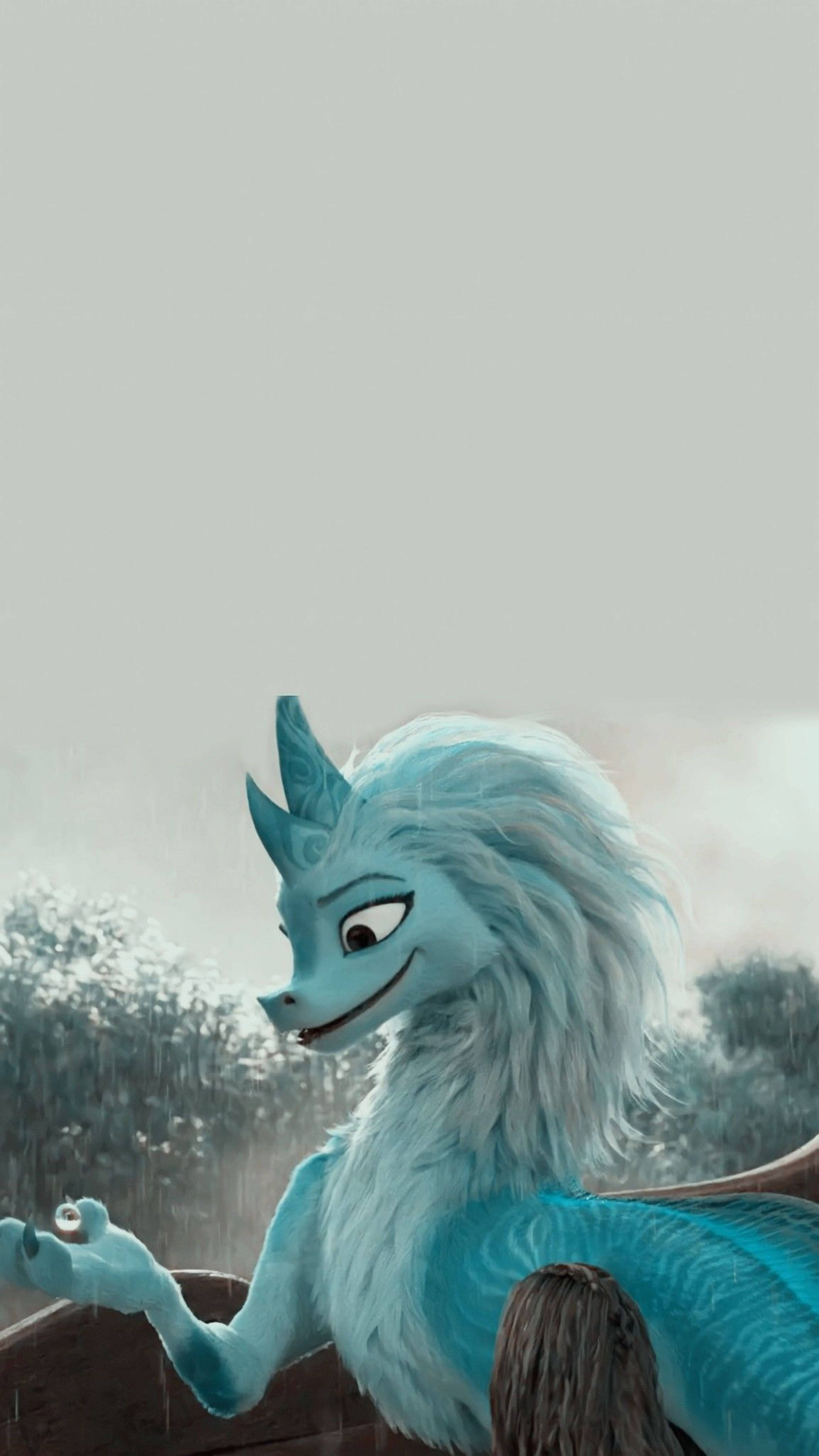 《魔海奇緣》西蘇雨中藝術畫 壁紙 — 一隻藍色毛茸茸的動畫龍有角，在雨林環境中微笑著輕輕拿著一個小球。