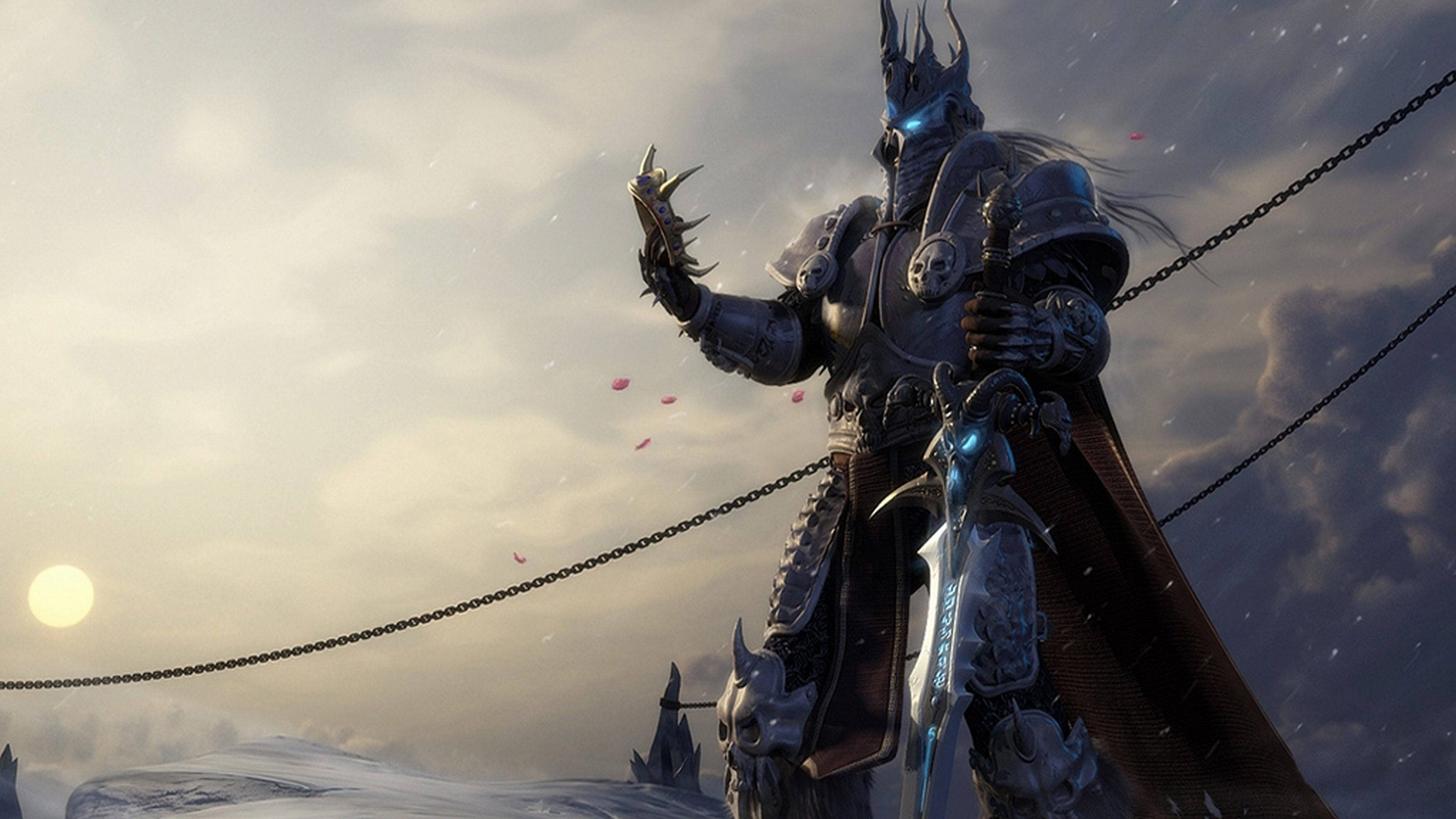 《魔獸世界：巫妖王之怒》4K 桌面 壁紙 — 一個身穿暗色盔甲、擁有發光藍色眼睛的戰士站在積雪的山崖上，手持帶刺武器和鎖鏈，背景是低垂的太陽和多雲的天空。
