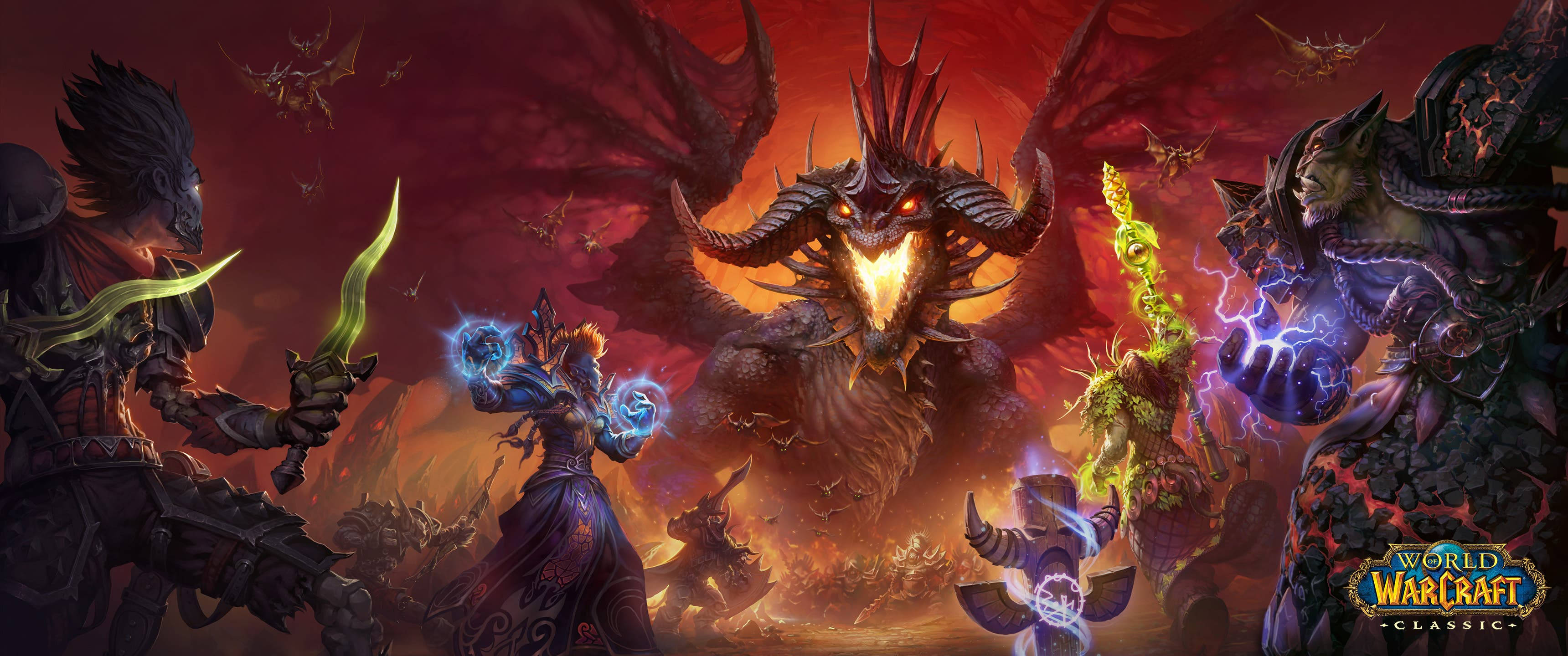 《魔獸世界》經典版 MMORPG 壁紙 — 一頭火焰惡魔龍聳立在身穿鎧甲的戰士之上，他們揮舞著發光的魔法武器，身處混亂的戰鬥場景。